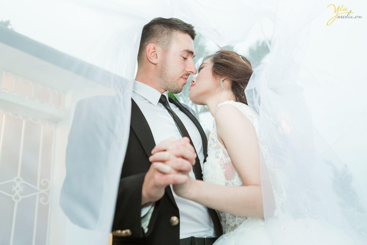 ảnh cưới chụp ngoại cảnh cô dâu chú rể nắm tay nhau