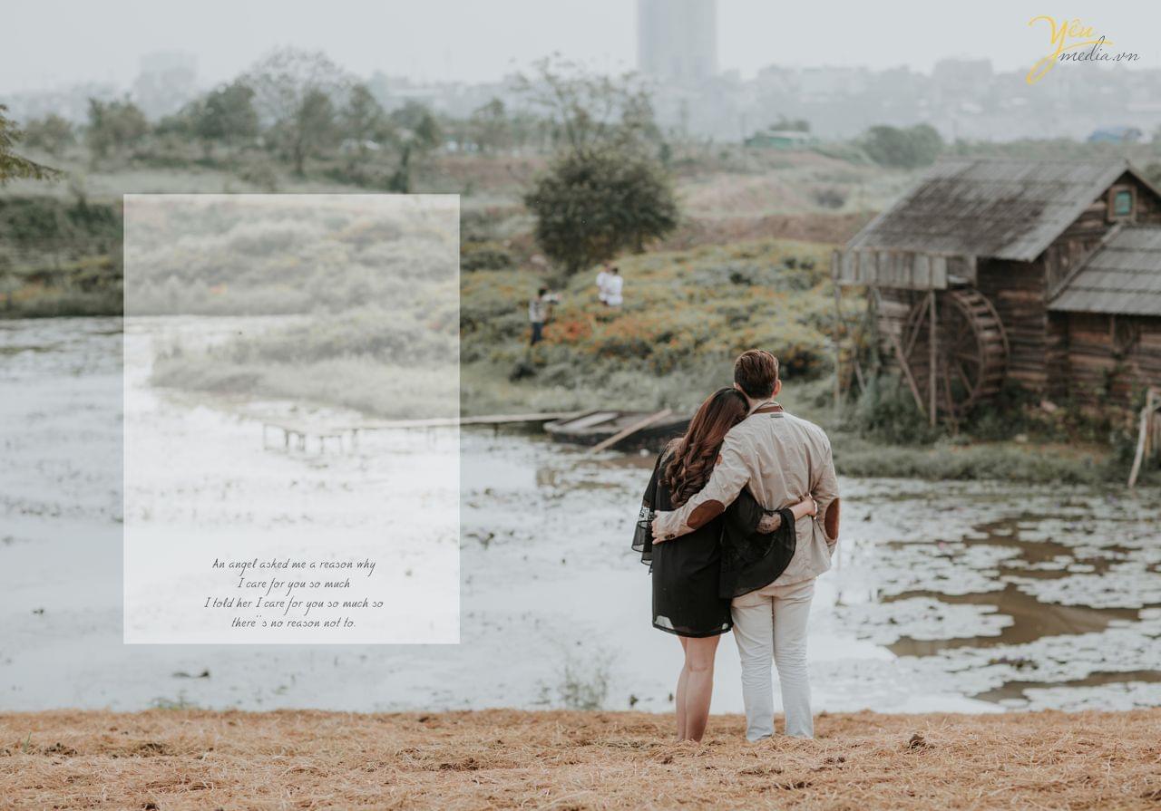 ảnh cưới chụp phía sau lưng cô dâu chú rể ôm nhau