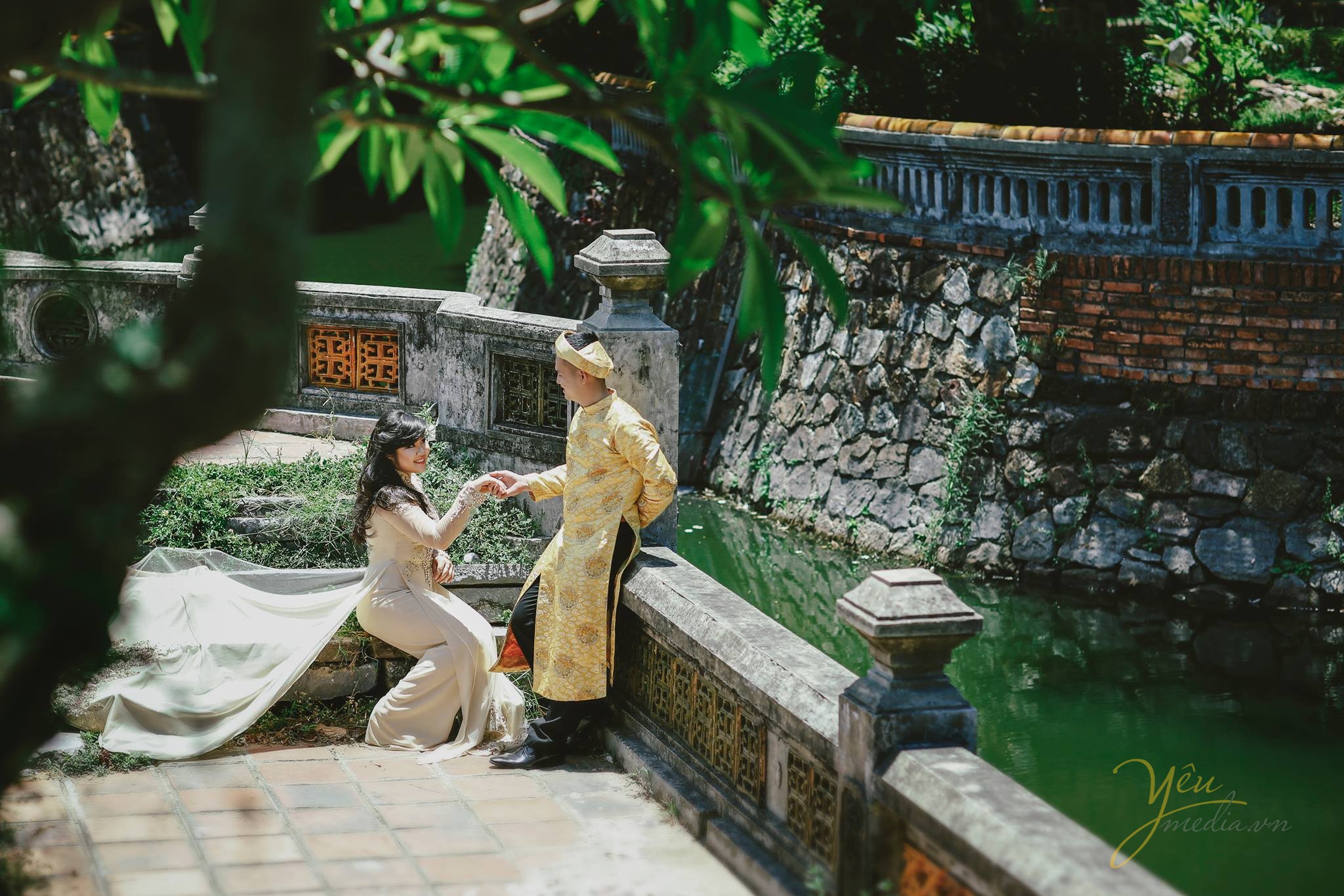 cô dâu chú rể trong trang phục áo dài truyền thống