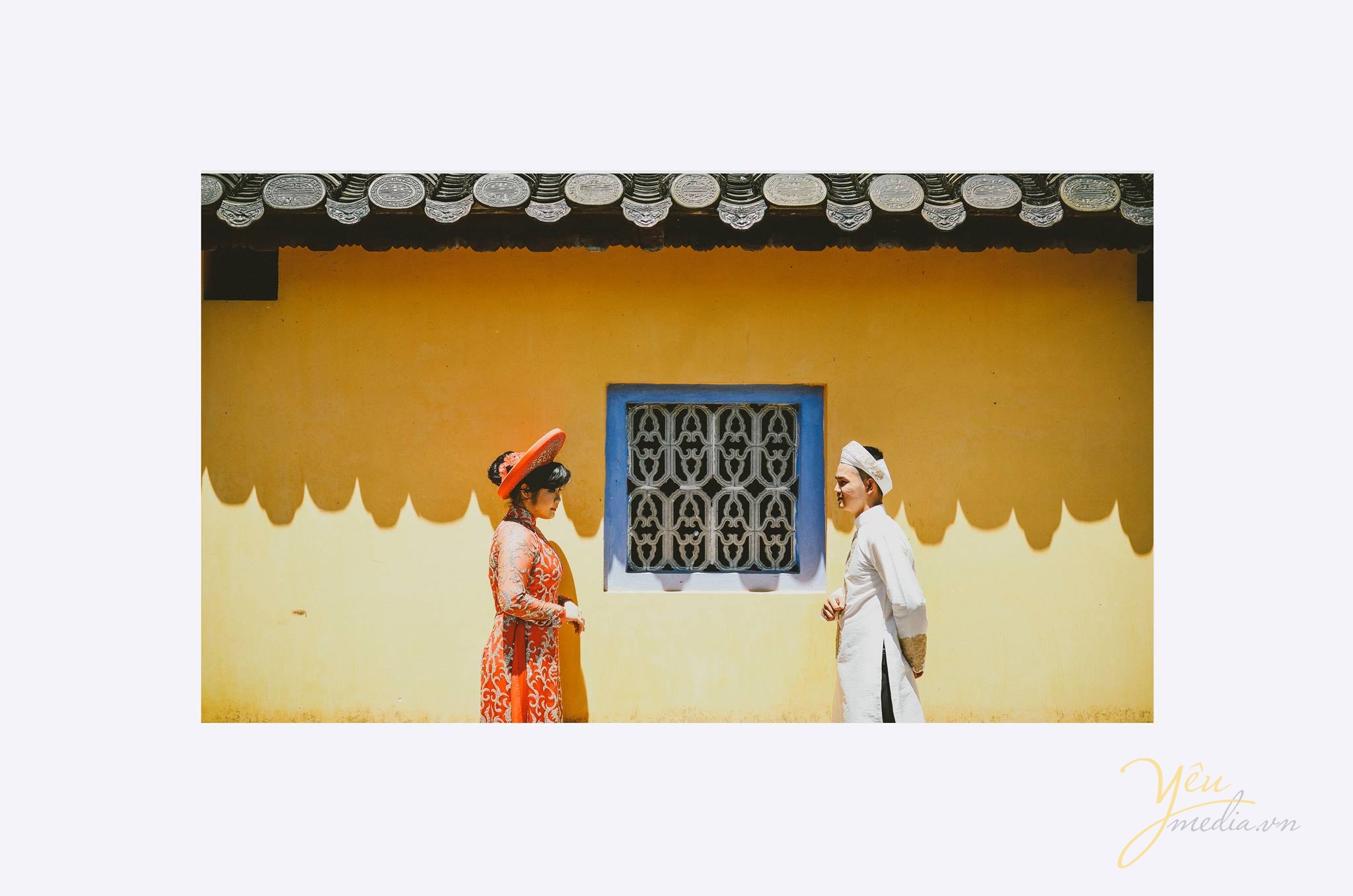 cặp đôi nhìn nhau ngọt ngào, hạnh phúc