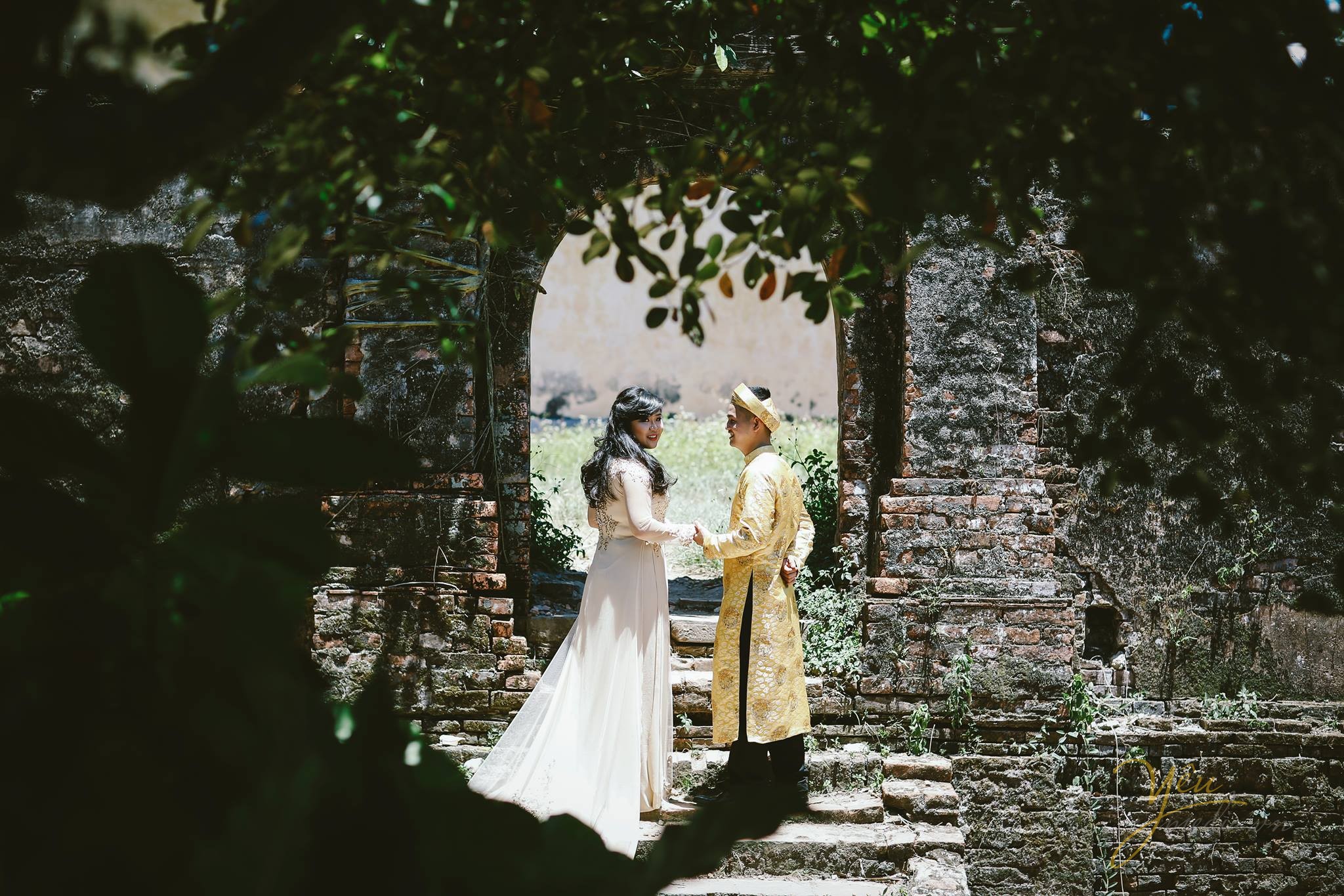 cặp đôi nắm tay hạnh phúc