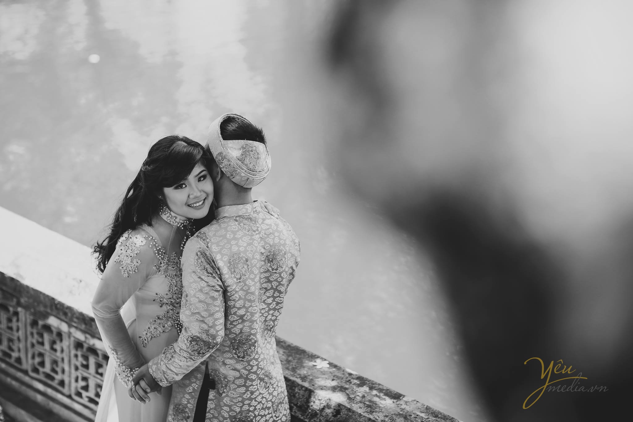 cô dâu tựa vai chú rể hạnh phúc