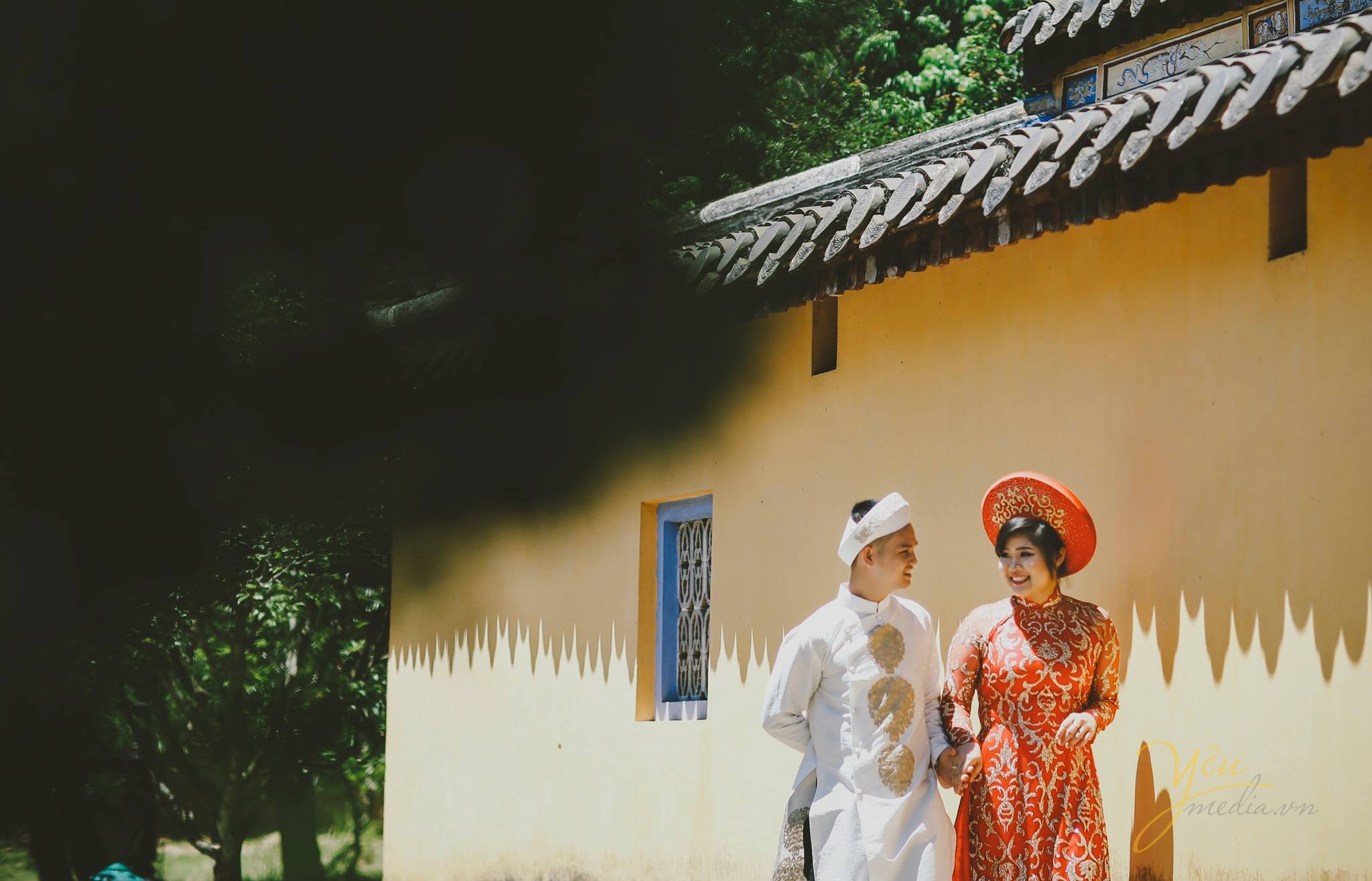 trao nhau ánh mắt hạnh phúc