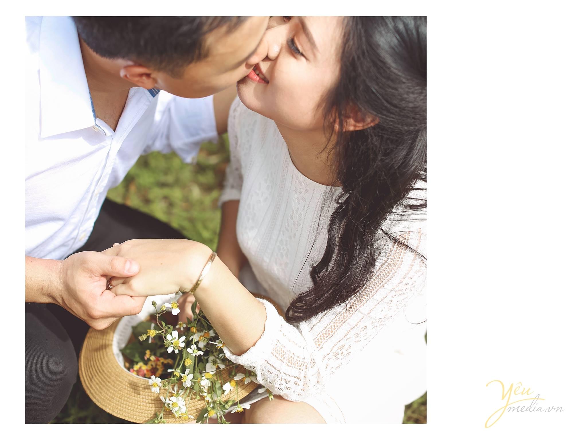 ảnh cưới ngoại cảnh chú rể hôn cô dâu