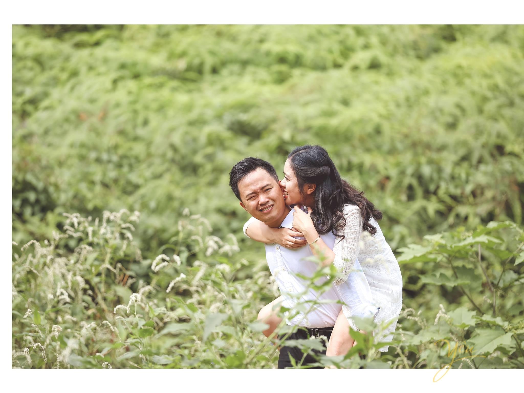 ảnh chú rể cỗng cô dâu cô dâu khẽ cắn yêu chú rể