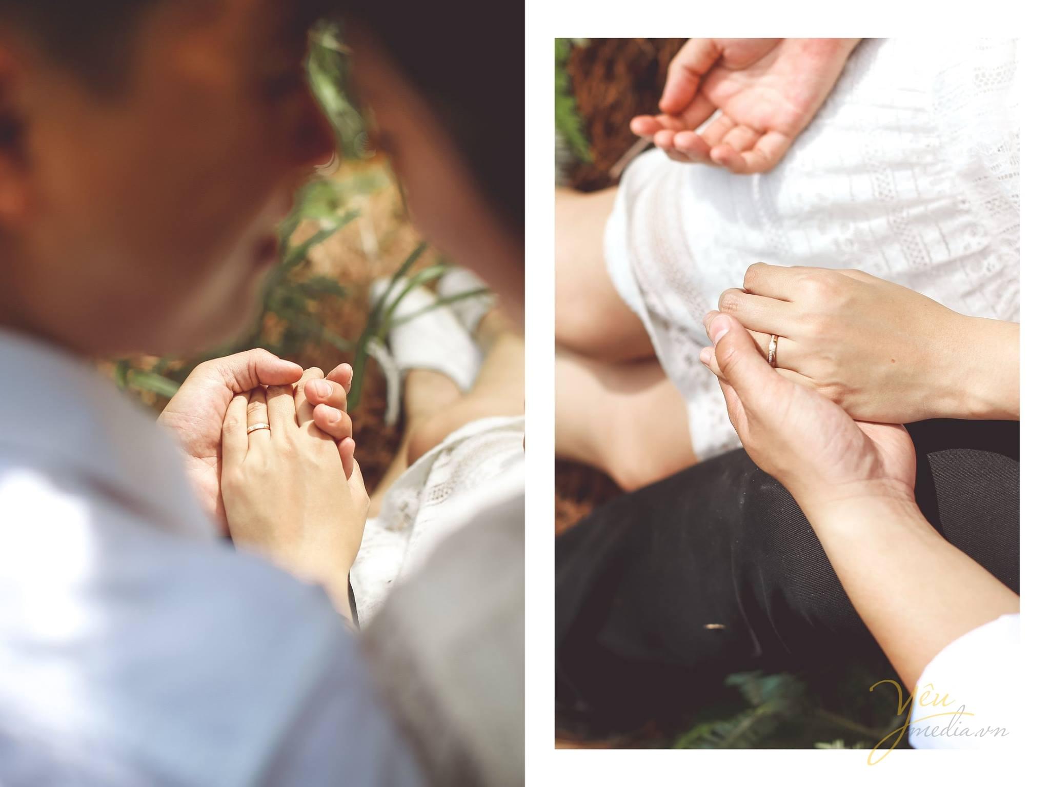 ảnh chụp cô dâu chú rể chạm mũ cầm tay đeo nhẫn cưới