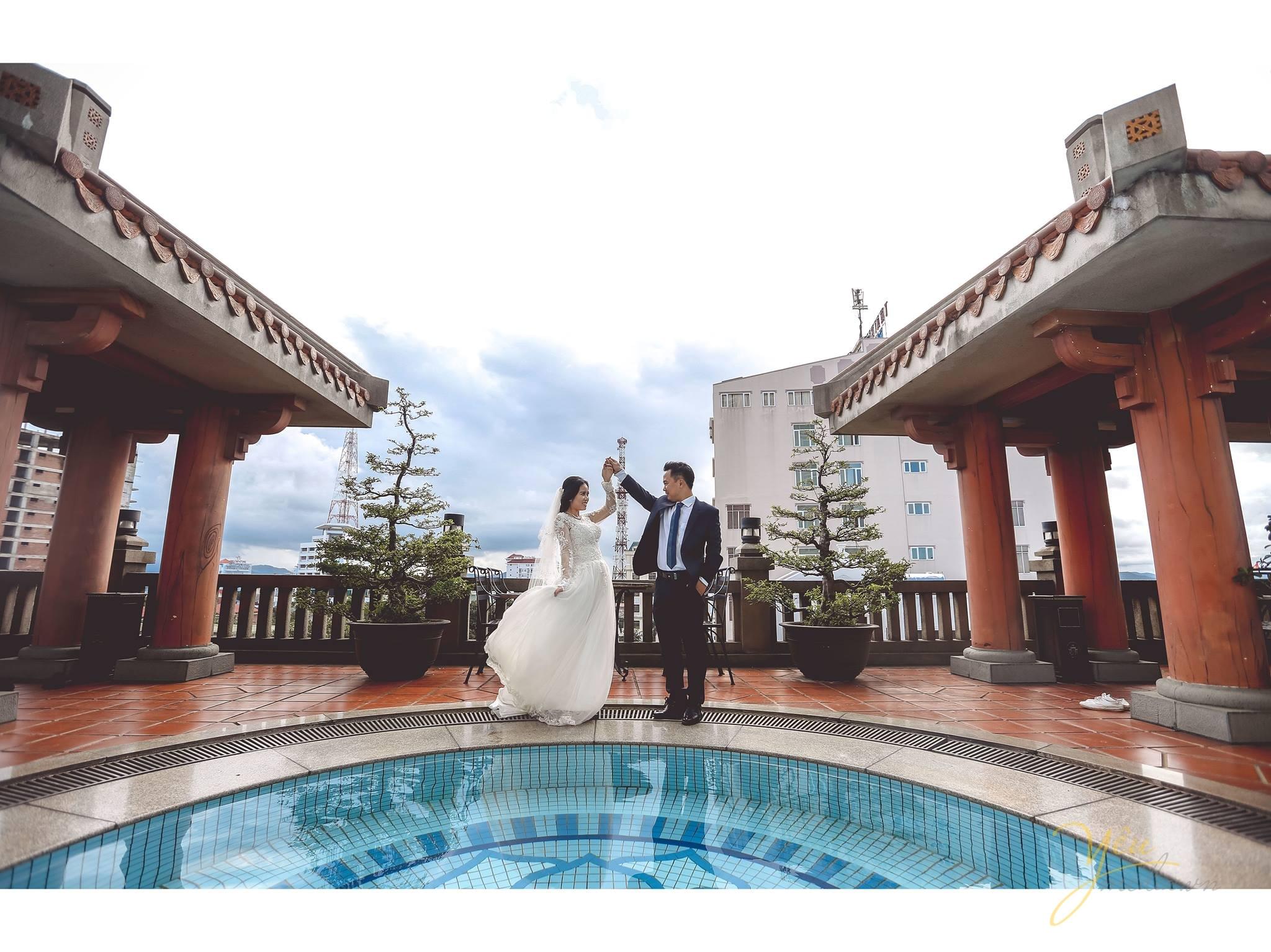 ảnh cưới chụp cạnh hồ bơi váy bồng công chúa