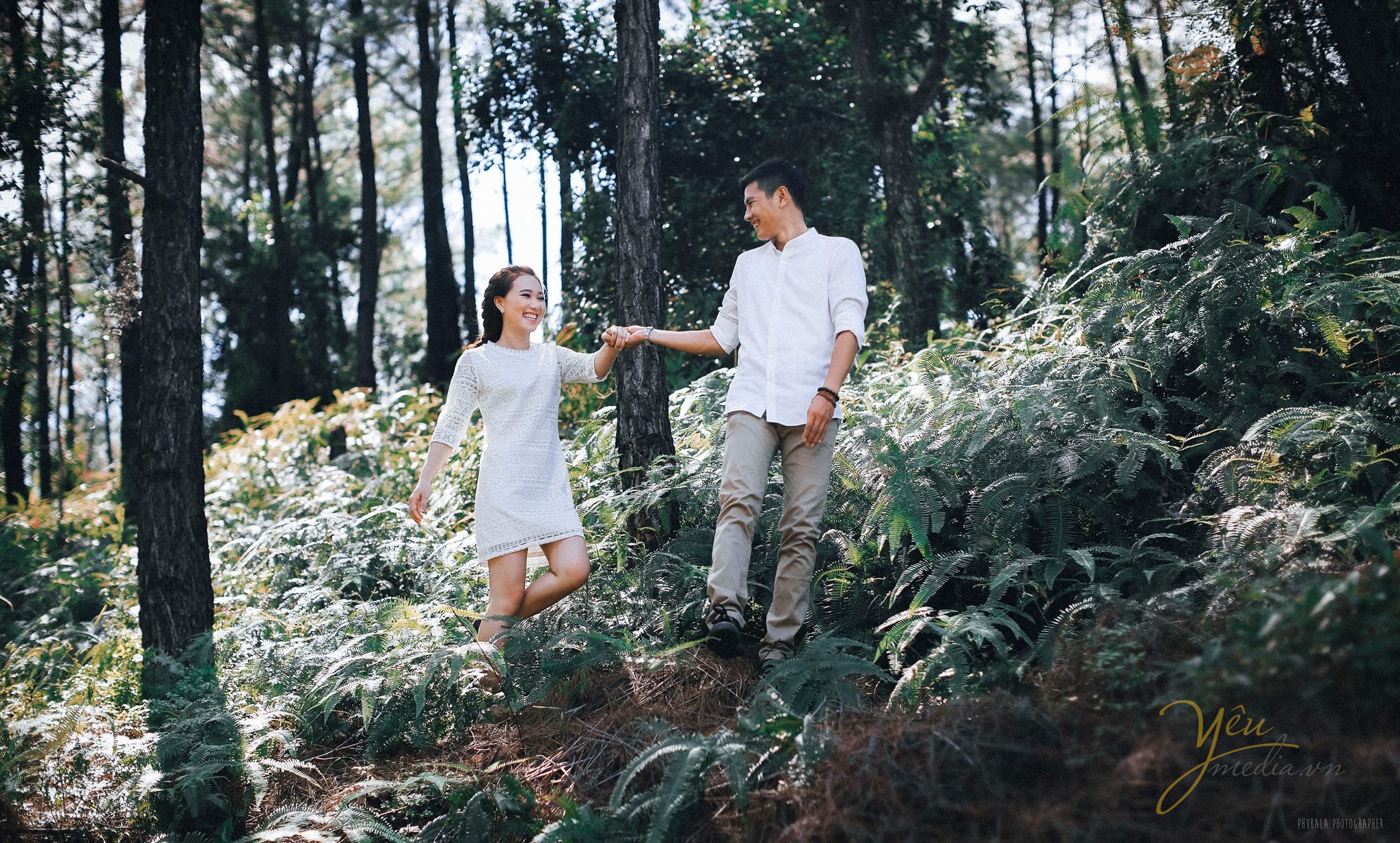 ảnh cưới ngoại cảnh cô dâu chú rể nắm tay mặc váy trắng nhẹ nhàng