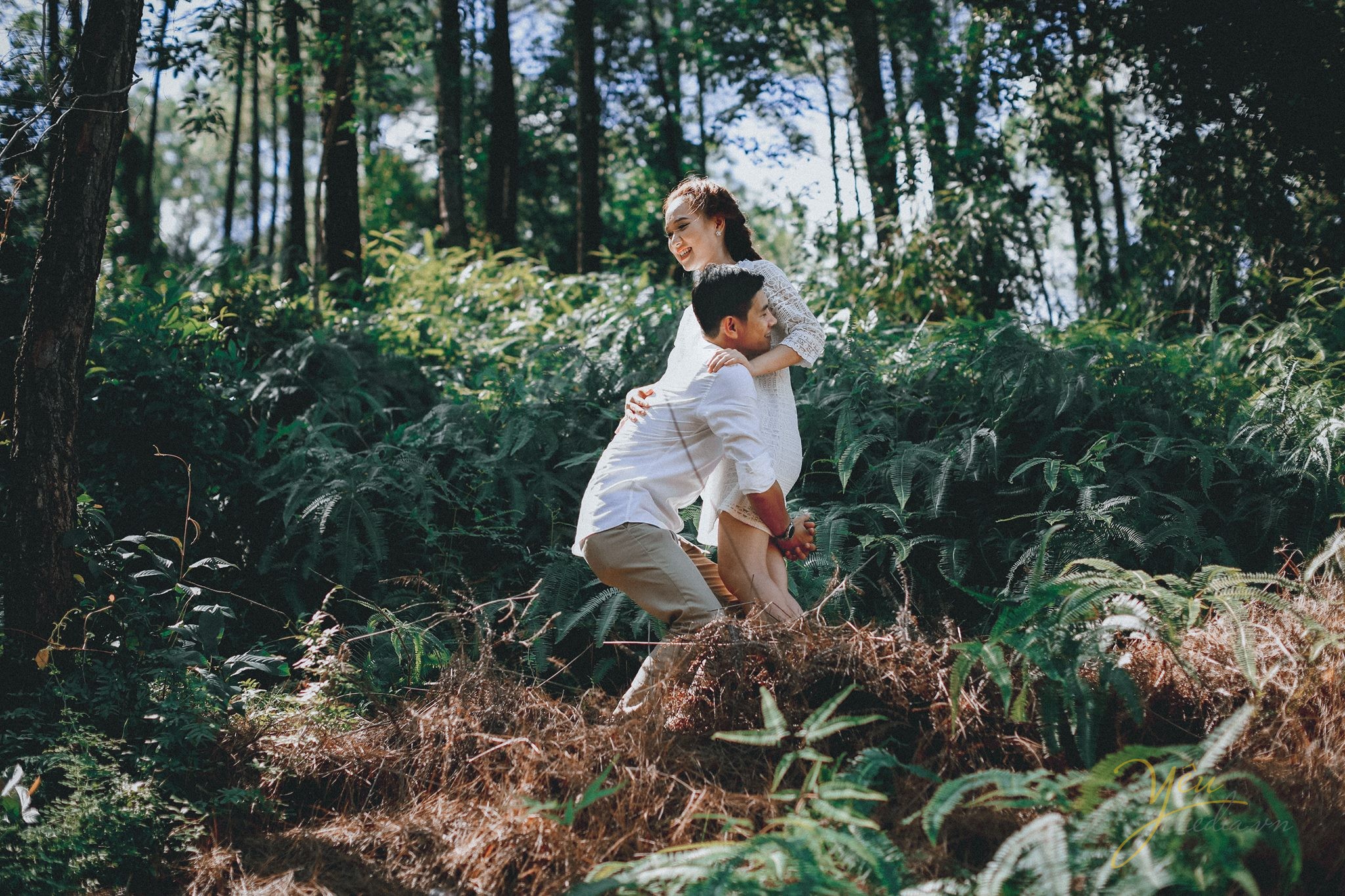 ảnh cưới chụp tại rừng cây cỏ cổ kính vintage chú rể bế cô dâu