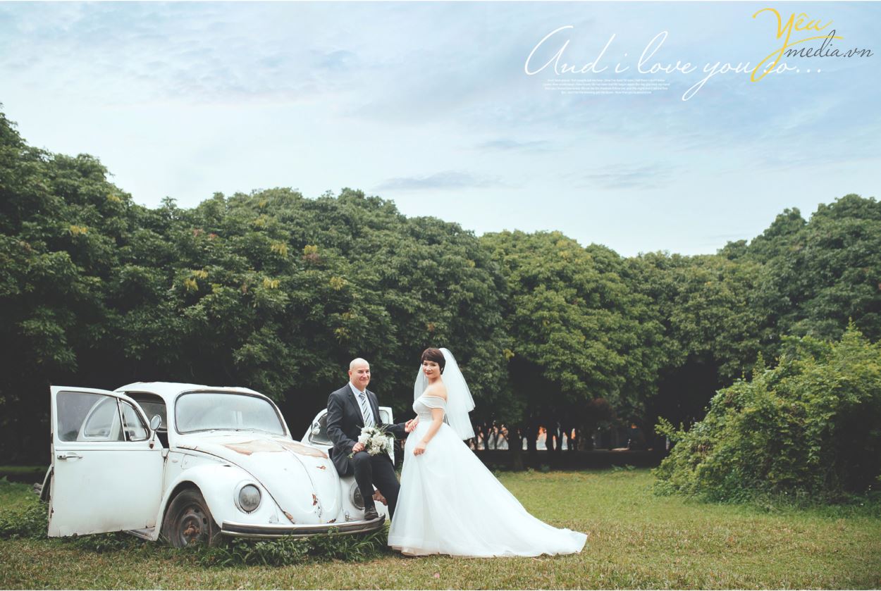 Ngoài địa điểm vườn nhãn Vĩnh Tuy, Yêu media còn tư vấn cho cặp đôi chú rể Alan (người nước ngoài) và cô dâu Phượng (người Việt) chụp hình tại khách sạn Metropole và phố cổ Tạ Hiền - Lương Ngọc Quyến - để ghi dấu ấn Hà Nội trong bộ ảnh cưới ý nghĩa của mình.