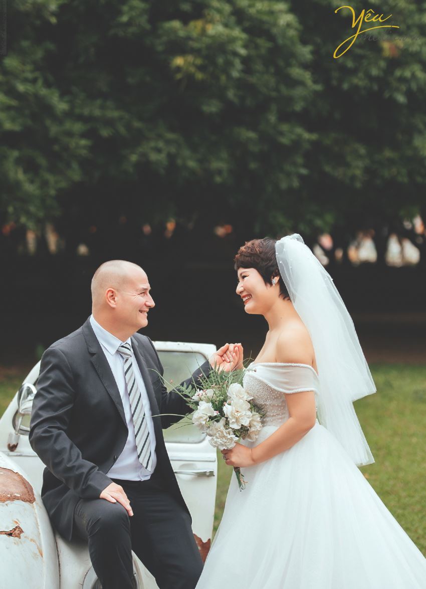 Ngoài địa điểm vườn nhãn Vĩnh Tuy, Yêu media còn tư vấn cho cặp đôi chú rể Alan (người nước ngoài) và cô dâu Phượng (người Việt) chụp hình tại khách sạn Metropole và phố cổ Tạ Hiền - Lương Ngọc Quyến - để ghi dấu ấn Hà Nội trong bộ ảnh cưới ý nghĩa của mình.