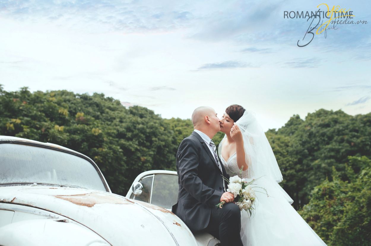 Ngoài địa điểm vườn nhãn Vĩnh Tuy, Yêu media còn tư vấn cho cặp đôi chú rể Alan (người nước ngoài) và cô dâu Phượng (người Việt) chụp hình tại khách sạn Metropole và phố cổ Tạ Hiền - Lương Ngọc Quyến - để ghi dấu ấn Hà Nội trong bộ ảnh cưới ý nghĩa của mình.