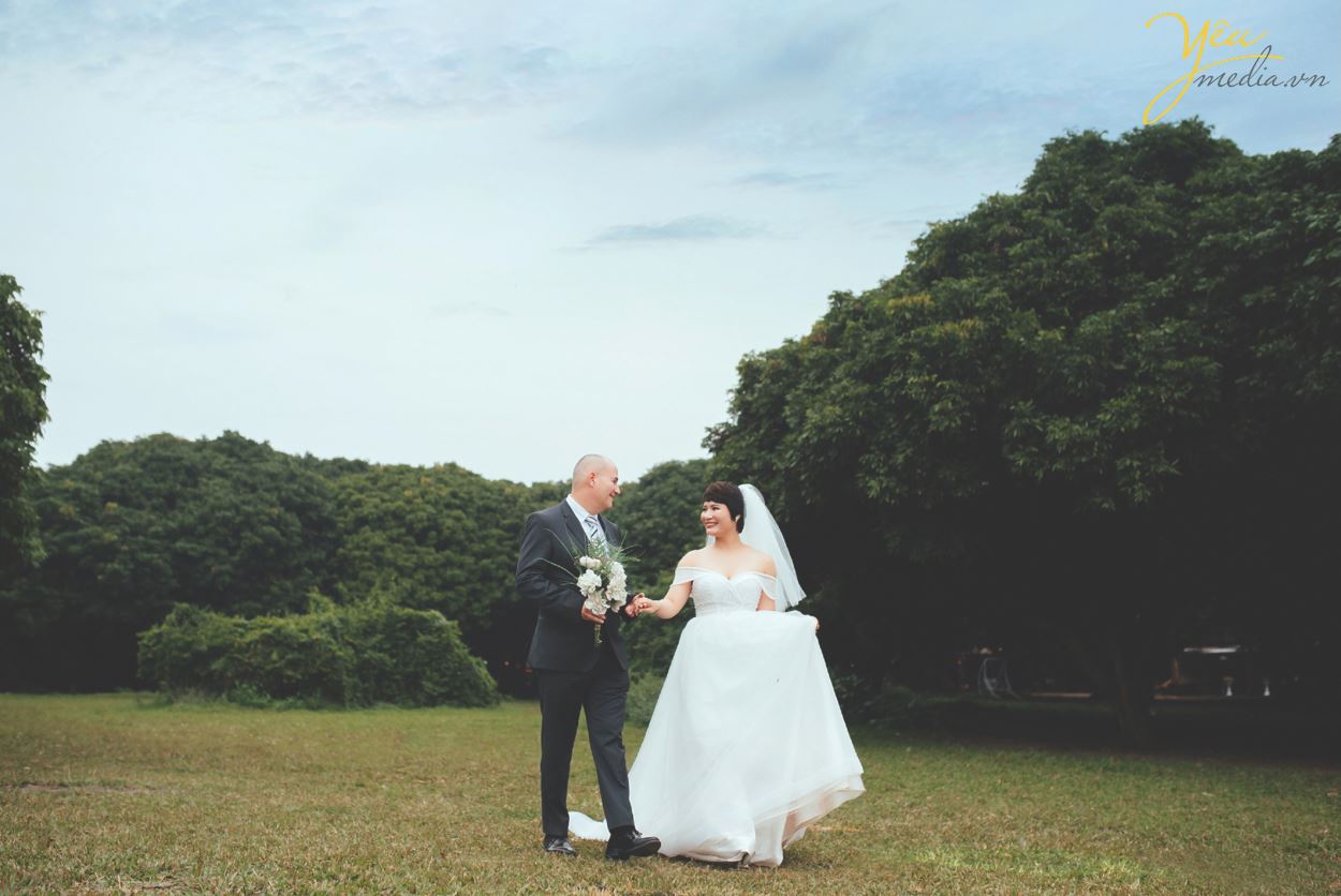 Ngoài địa điểm vườn nhãn Vĩnh Tuy, Yêu media còn tư vấn cho cặp đôi chú rể Alan (người nước ngoài) và cô dâu Phượng (người Việt) chụp hình tại khách sạn Metropole và phố cổ Tạ Hiền - Lương Ngọc Quyến - để ghi dấu ấn Hà Nội trong bộ ảnh cưới ý nghĩa của mình.