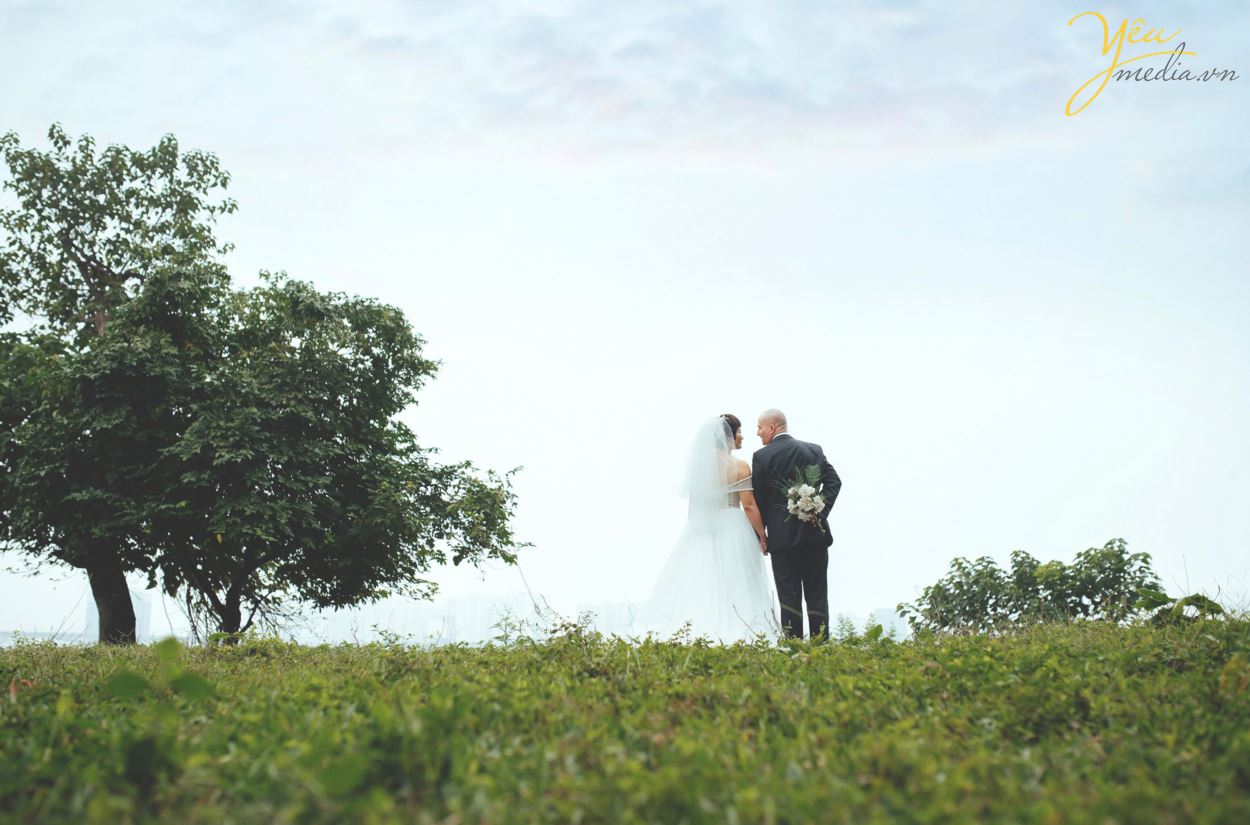 Ngoài địa điểm vườn nhãn Vĩnh Tuy, Yêu media còn tư vấn cho cặp đôi chú rể Alan (người nước ngoài) và cô dâu Phượng (người Việt) chụp hình tại khách sạn Metropole và phố cổ Tạ Hiền - Lương Ngọc Quyến - để ghi dấu ấn Hà Nội trong bộ ảnh cưới ý nghĩa của mình.