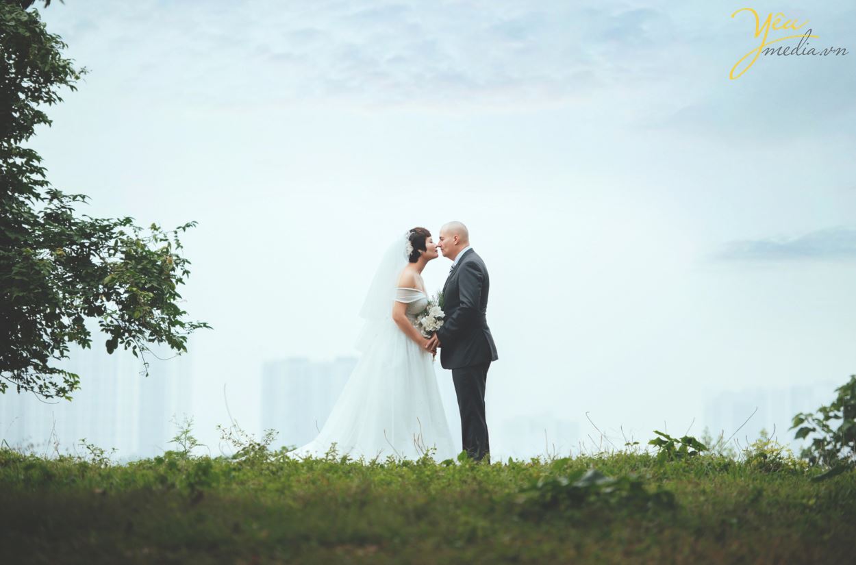 Ngoài địa điểm vườn nhãn Vĩnh Tuy, Yêu media còn tư vấn cho cặp đôi chú rể Alan (người nước ngoài) và cô dâu Phượng (người Việt) chụp hình tại khách sạn Metropole và phố cổ Tạ Hiền - Lương Ngọc Quyến - để ghi dấu ấn Hà Nội trong bộ ảnh cưới ý nghĩa của mình.