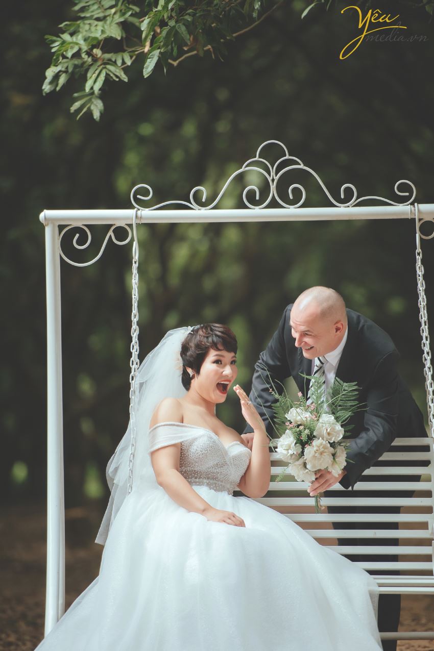 Ngoài địa điểm vườn nhãn Vĩnh Tuy, Yêu media còn tư vấn cho cặp đôi chú rể Alan (người nước ngoài) và cô dâu Phượng (người Việt) chụp hình tại khách sạn Metropole và phố cổ Tạ Hiền - Lương Ngọc Quyến - để ghi dấu ấn Hà Nội trong bộ ảnh cưới ý nghĩa của mình.