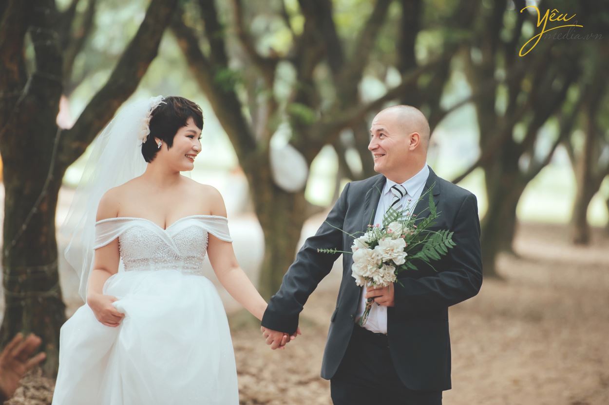 Ngoài địa điểm vườn nhãn Vĩnh Tuy, Yêu media còn tư vấn cho cặp đôi chú rể Alan (người nước ngoài) và cô dâu Phượng (người Việt) chụp hình tại khách sạn Metropole và phố cổ Tạ Hiền - Lương Ngọc Quyến - để ghi dấu ấn Hà Nội trong bộ ảnh cưới ý nghĩa của mình.