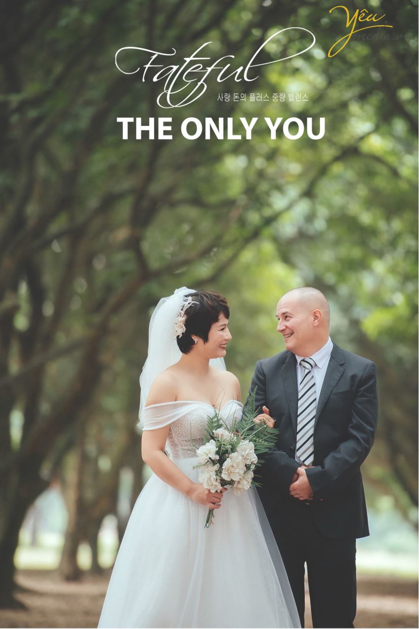 Ngoài địa điểm vườn nhãn Vĩnh Tuy, Yêu media còn tư vấn cho cặp đôi chú rể Alan (người nước ngoài) và cô dâu Phượng (người Việt) chụp hình tại khách sạn Metropole và phố cổ Tạ Hiền - Lương Ngọc Quyến - để ghi dấu ấn Hà Nội trong bộ ảnh cưới ý nghĩa của mình.