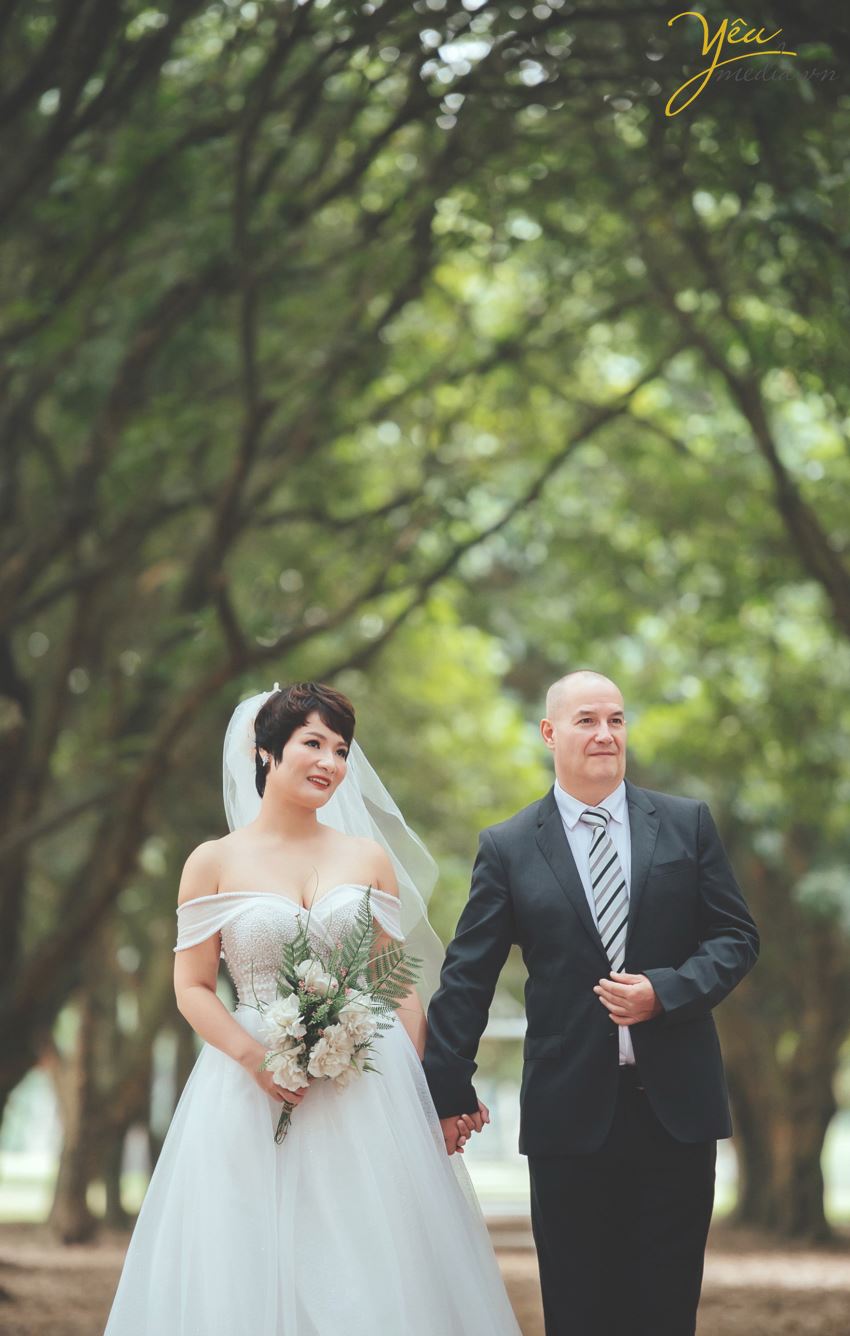 Ngoài địa điểm vườn nhãn Vĩnh Tuy, Yêu media còn tư vấn cho cặp đôi chú rể Alan (người nước ngoài) và cô dâu Phượng (người Việt) chụp hình tại khách sạn Metropole và phố cổ Tạ Hiền - Lương Ngọc Quyến - để ghi dấu ấn Hà Nội trong bộ ảnh cưới ý nghĩa của mình.