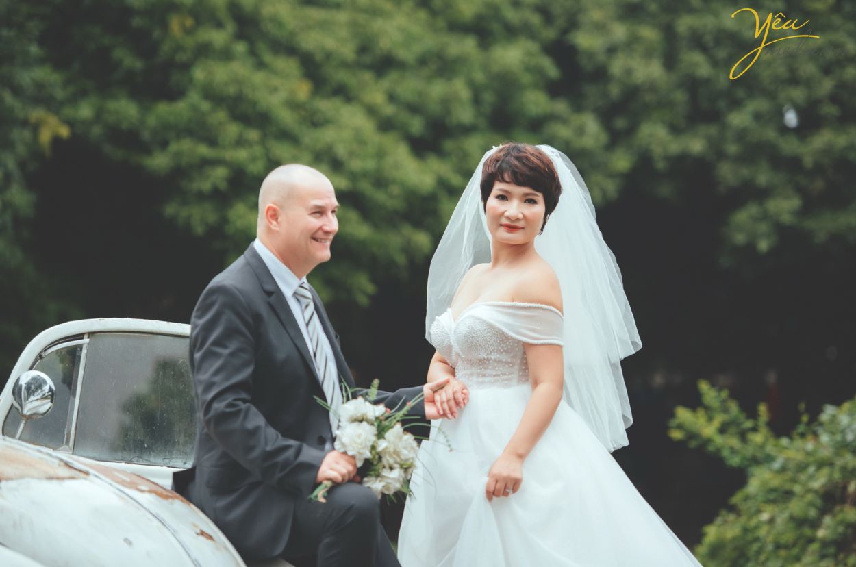 Ngoài địa điểm vườn nhãn Vĩnh Tuy, Yêu media còn tư vấn cho cặp đôi chú rể Alan (người nước ngoài) và cô dâu Phượng (người Việt) chụp hình tại khách sạn Metropole và phố cổ Tạ Hiền - Lương Ngọc Quyến - để ghi dấu ấn Hà Nội trong bộ ảnh cưới ý nghĩa của mình.