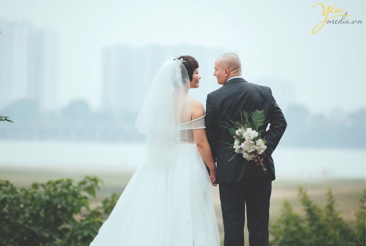 Ngoài địa điểm vườn nhãn Vĩnh Tuy, Yêu media còn tư vấn cho cặp đôi chú rể Alan (người nước ngoài) và cô dâu Phượng (người Việt) chụp hình tại khách sạn Metropole và phố cổ Tạ Hiền - Lương Ngọc Quyến - để ghi dấu ấn Hà Nội trong bộ ảnh cưới ý nghĩa của mình.