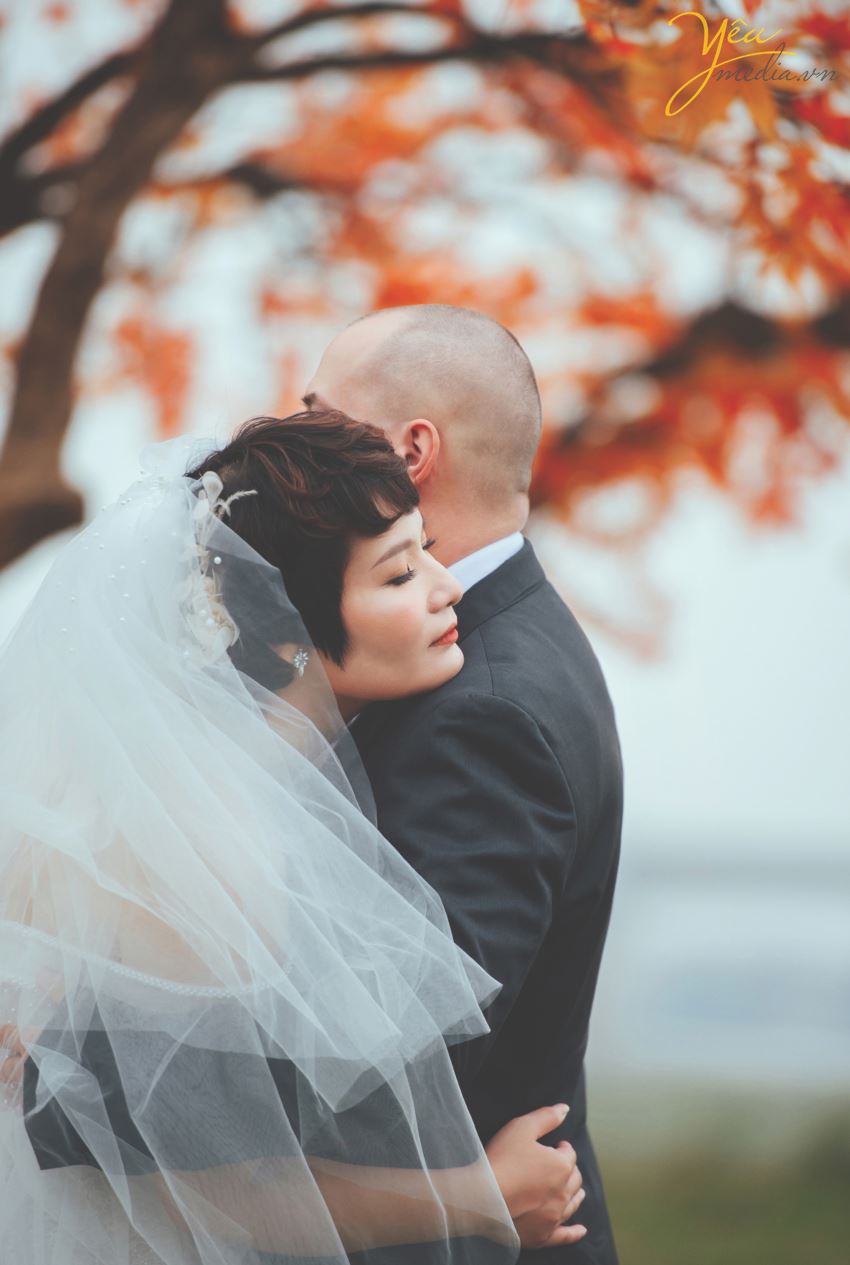 Ngoài địa điểm vườn nhãn Vĩnh Tuy, Yêu media còn tư vấn cho cặp đôi chú rể Alan (người nước ngoài) và cô dâu Phượng (người Việt) chụp hình tại khách sạn Metropole và phố cổ Tạ Hiền - Lương Ngọc Quyến - để ghi dấu ấn Hà Nội trong bộ ảnh cưới ý nghĩa của mình.