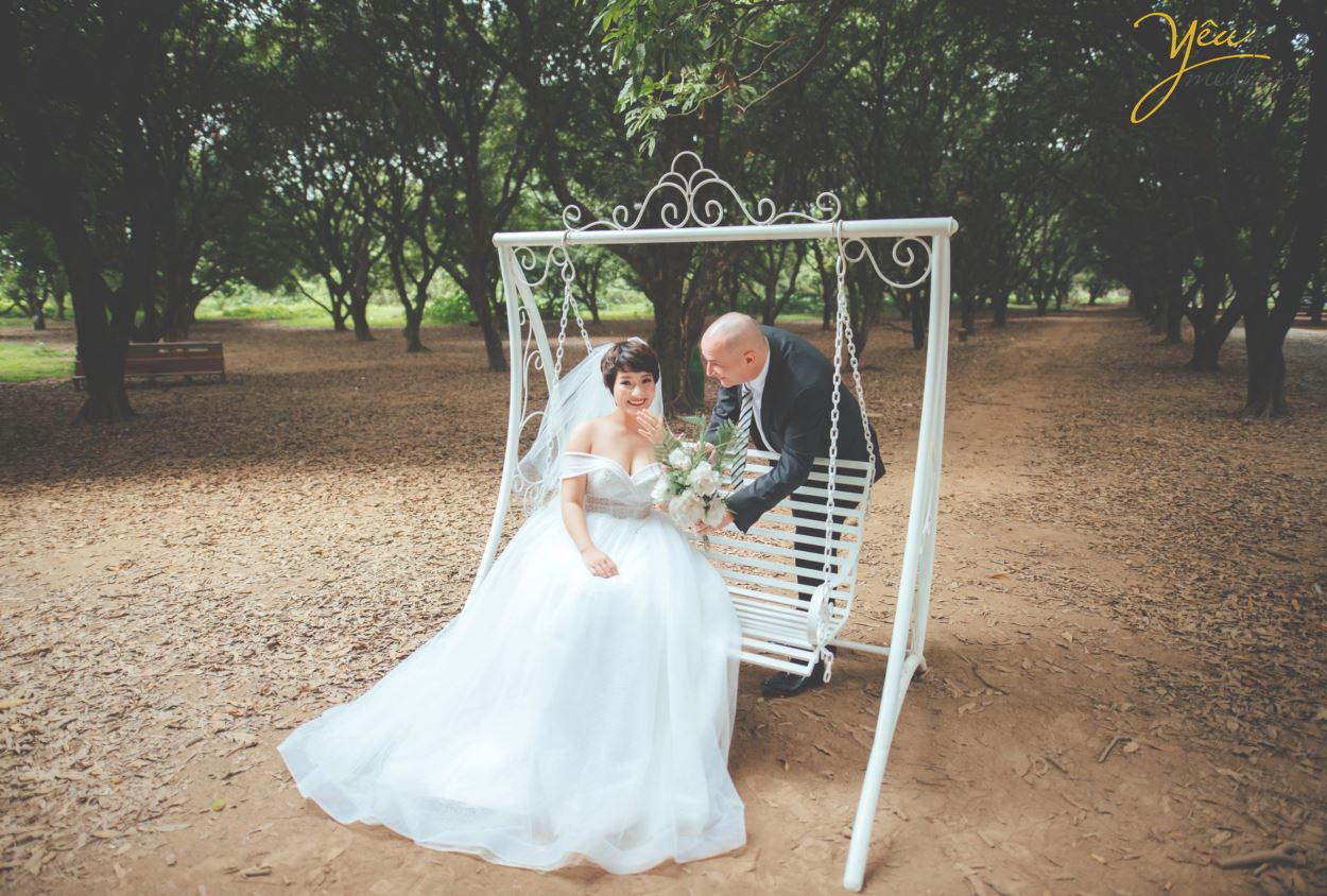 Ngoài địa điểm vườn nhãn Vĩnh Tuy, Yêu media còn tư vấn cho cặp đôi chú rể Alan (người nước ngoài) và cô dâu Phượng (người Việt) chụp hình tại khách sạn Metropole và phố cổ Tạ Hiền - Lương Ngọc Quyến - để ghi dấu ấn Hà Nội trong bộ ảnh cưới ý nghĩa của mình.