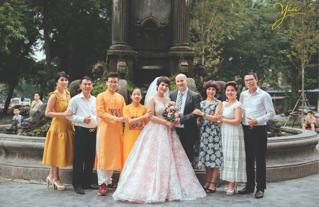 Ngoài địa điểm vườn nhãn Vĩnh Tuy, Yêu media còn tư vấn cho cặp đôi chú rể Alan (người nước ngoài) và cô dâu Phượng (người Việt) chụp hình tại khách sạn Metropole và phố cổ Tạ Hiền - Lương Ngọc Quyến - để ghi dấu ấn Hà Nội trong bộ ảnh cưới ý nghĩa của mình.