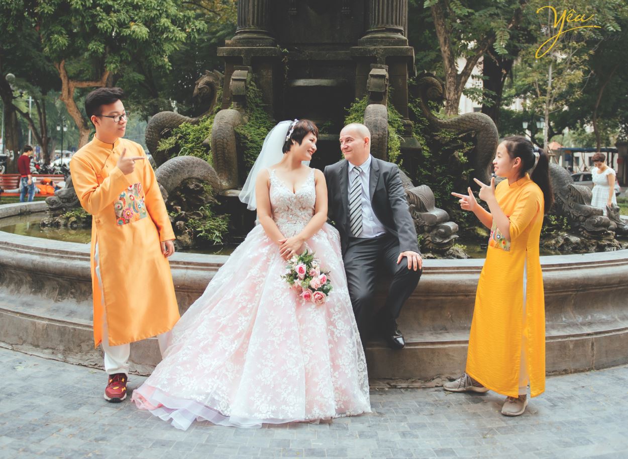 Ngoài địa điểm vườn nhãn Vĩnh Tuy, Yêu media còn tư vấn cho cặp đôi chú rể Alan (người nước ngoài) và cô dâu Phượng (người Việt) chụp hình tại khách sạn Metropole và phố cổ Tạ Hiền - Lương Ngọc Quyến - để ghi dấu ấn Hà Nội trong bộ ảnh cưới ý nghĩa của mình.