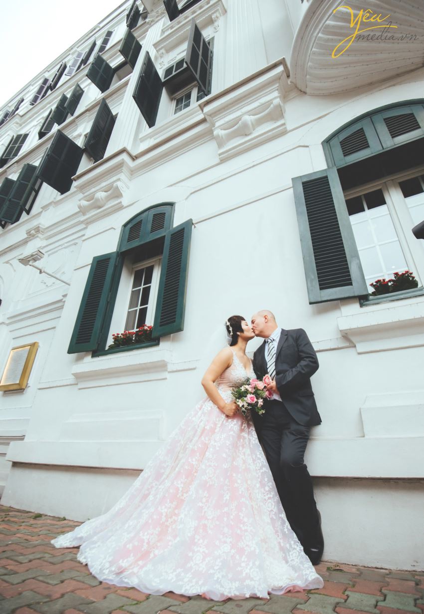 Ngoài địa điểm vườn nhãn Vĩnh Tuy, Yêu media còn tư vấn cho cặp đôi chú rể Alan (người nước ngoài) và cô dâu Phượng (người Việt) chụp hình tại khách sạn Metropole và phố cổ Tạ Hiền - Lương Ngọc Quyến - để ghi dấu ấn Hà Nội trong bộ ảnh cưới ý nghĩa của mình.