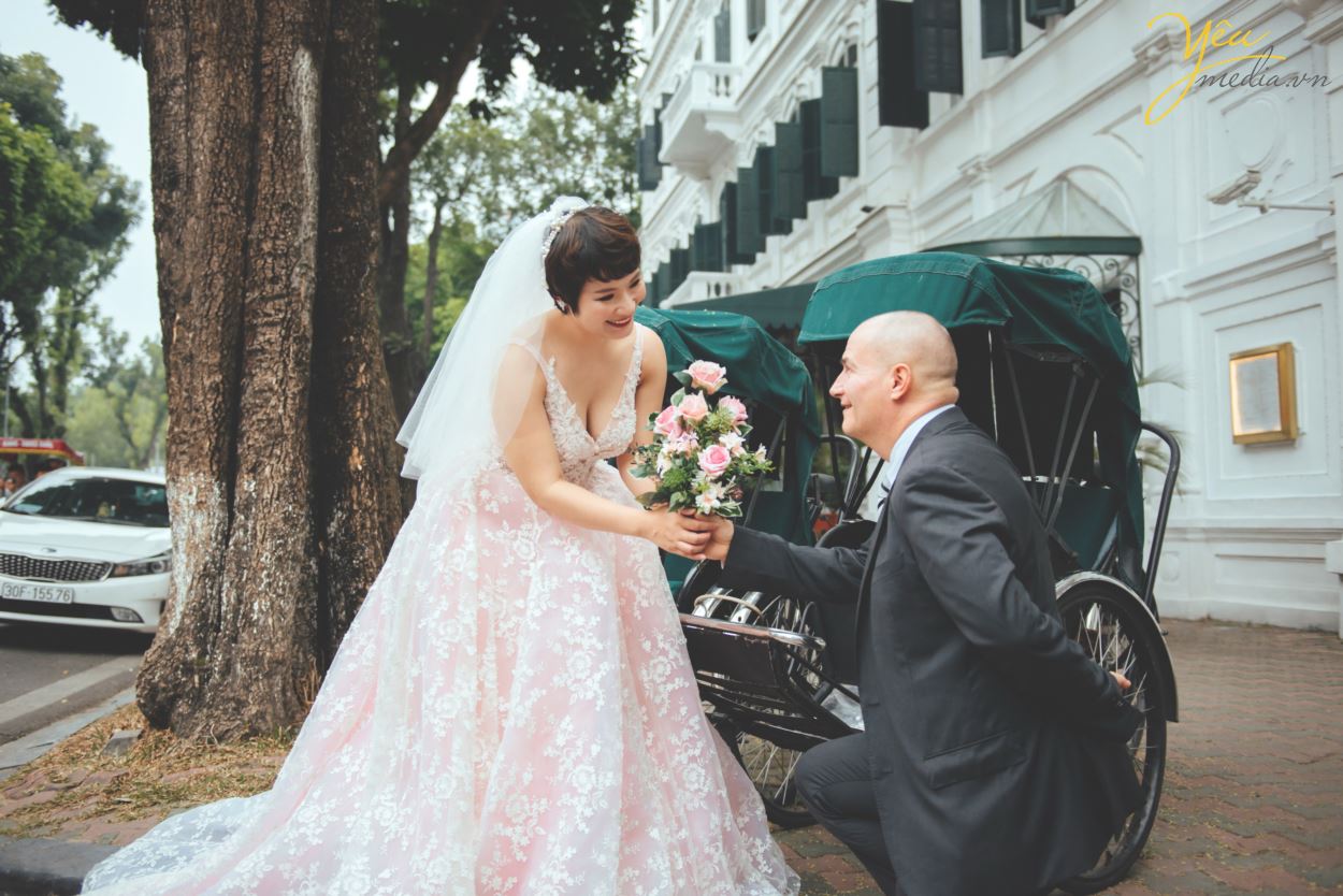 Ngoài địa điểm vườn nhãn Vĩnh Tuy, Yêu media còn tư vấn cho cặp đôi chú rể Alan (người nước ngoài) và cô dâu Phượng (người Việt) chụp hình tại khách sạn Metropole và phố cổ Tạ Hiền - Lương Ngọc Quyến - để ghi dấu ấn Hà Nội trong bộ ảnh cưới ý nghĩa của mình.