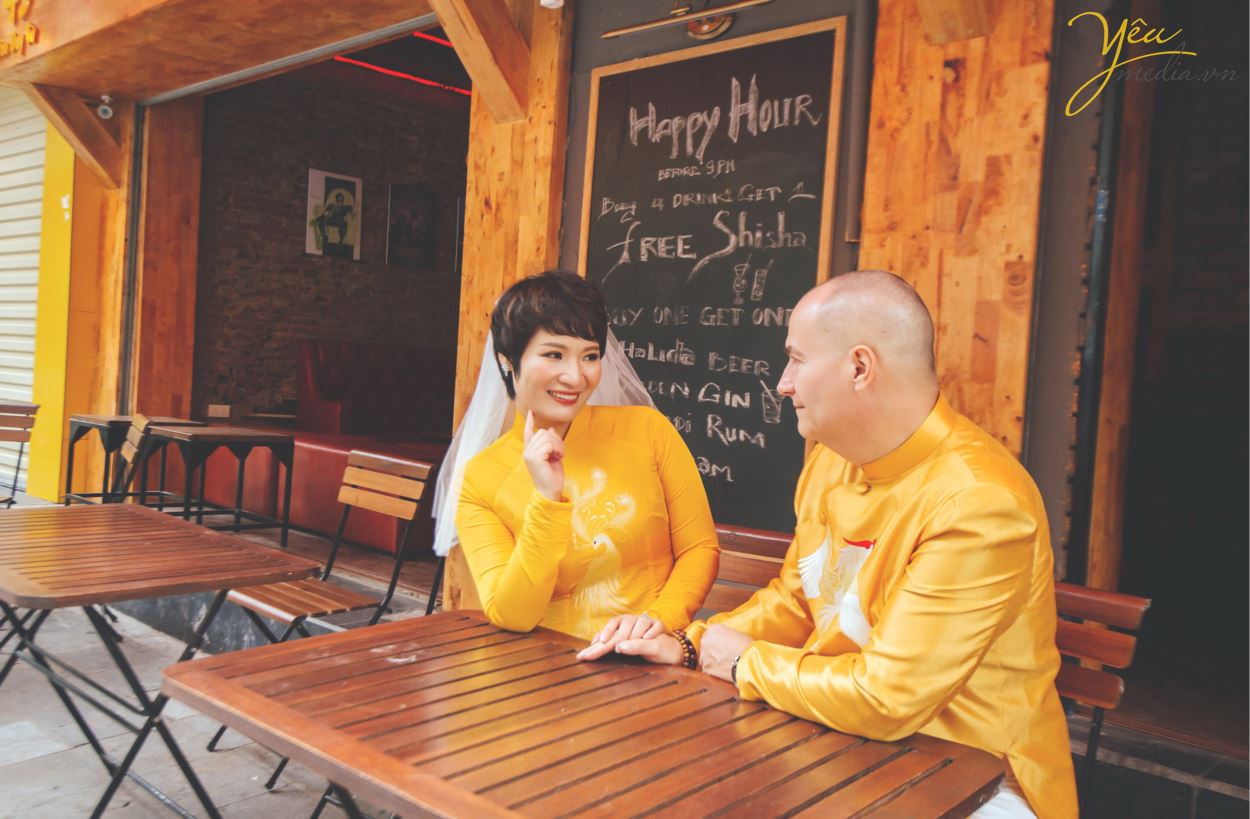 Ngoài địa điểm vườn nhãn Vĩnh Tuy, Yêu media còn tư vấn cho cặp đôi chú rể Alan (người nước ngoài) và cô dâu Phượng (người Việt) chụp hình tại khách sạn Metropole và phố cổ Tạ Hiền - Lương Ngọc Quyến - để ghi dấu ấn Hà Nội trong bộ ảnh cưới ý nghĩa của mình.