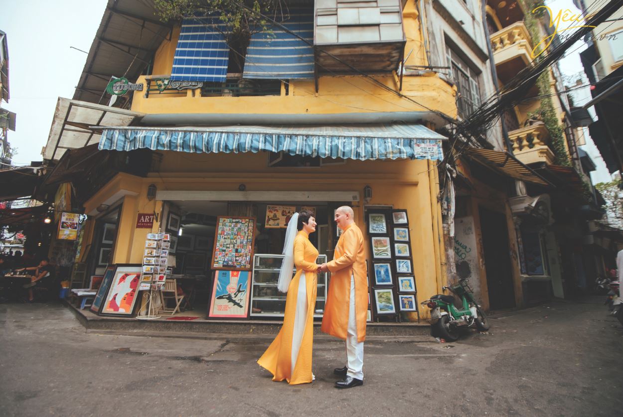 Ngoài địa điểm vườn nhãn Vĩnh Tuy, Yêu media còn tư vấn cho cặp đôi chú rể Alan (người nước ngoài) và cô dâu Phượng (người Việt) chụp hình tại khách sạn Metropole và phố cổ Tạ Hiền - Lương Ngọc Quyến - để ghi dấu ấn Hà Nội trong bộ ảnh cưới ý nghĩa của mình.