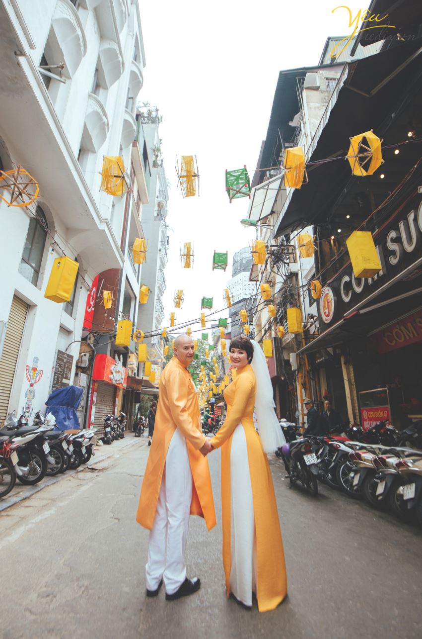 Ngoài địa điểm vườn nhãn Vĩnh Tuy, Yêu media còn tư vấn cho cặp đôi chú rể Alan (người nước ngoài) và cô dâu Phượng (người Việt) chụp hình tại khách sạn Metropole và phố cổ Tạ Hiền - Lương Ngọc Quyến - để ghi dấu ấn Hà Nội trong bộ ảnh cưới ý nghĩa của mình.