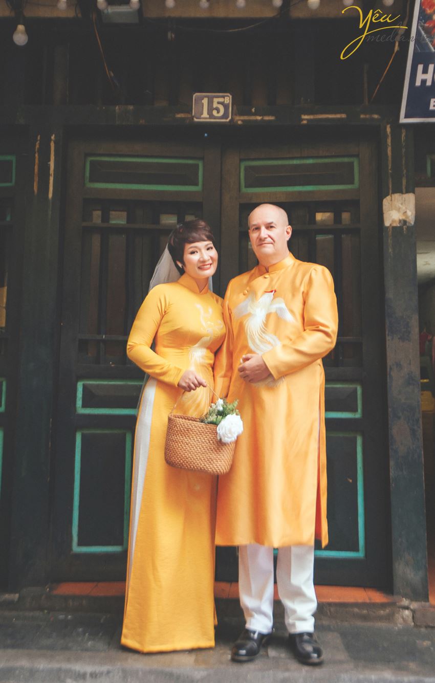 Ngoài địa điểm vườn nhãn Vĩnh Tuy, Yêu media còn tư vấn cho cặp đôi chú rể Alan (người nước ngoài) và cô dâu Phượng (người Việt) chụp hình tại khách sạn Metropole và phố cổ Tạ Hiền - Lương Ngọc Quyến - để ghi dấu ấn Hà Nội trong bộ ảnh cưới ý nghĩa của mình.