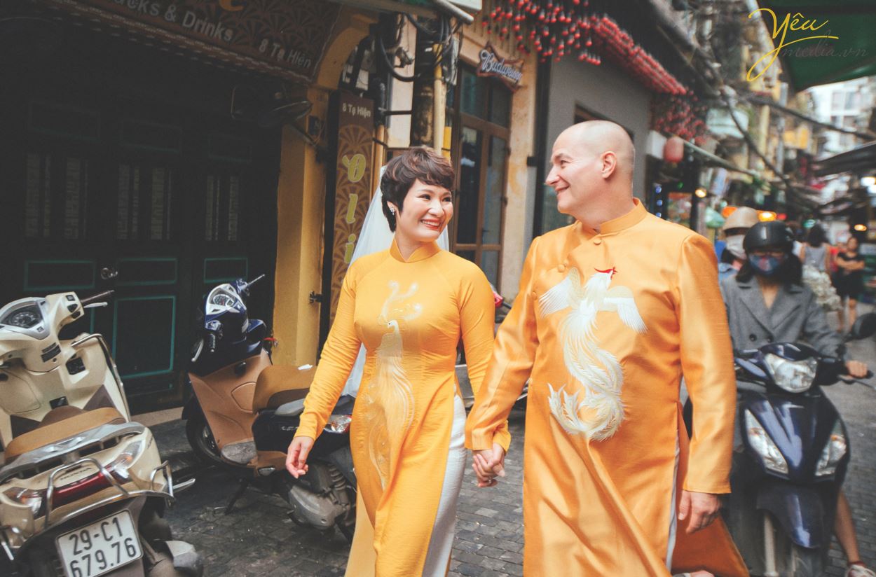 Ngoài địa điểm vườn nhãn Vĩnh Tuy, Yêu media còn tư vấn cho cặp đôi chú rể Alan (người nước ngoài) và cô dâu Phượng (người Việt) chụp hình tại khách sạn Metropole và phố cổ Tạ Hiền - Lương Ngọc Quyến - để ghi dấu ấn Hà Nội trong bộ ảnh cưới ý nghĩa của mình.