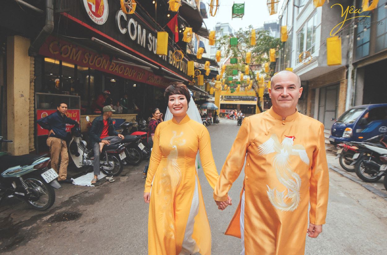 Ngoài địa điểm vườn nhãn Vĩnh Tuy, Yêu media còn tư vấn cho cặp đôi chú rể Alan (người nước ngoài) và cô dâu Phượng (người Việt) chụp hình tại khách sạn Metropole và phố cổ Tạ Hiền - Lương Ngọc Quyến - để ghi dấu ấn Hà Nội trong bộ ảnh cưới ý nghĩa của mình.