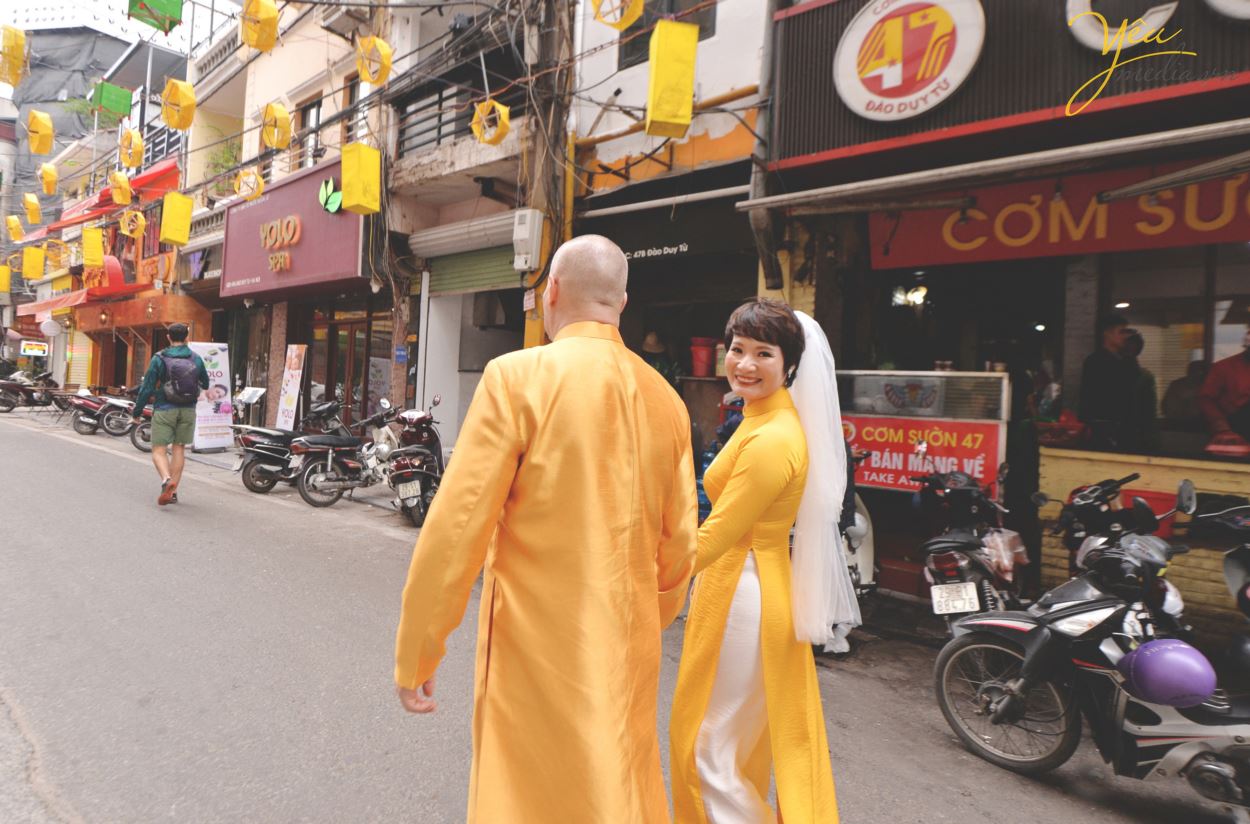 Ngoài địa điểm vườn nhãn Vĩnh Tuy, Yêu media còn tư vấn cho cặp đôi chú rể Alan (người nước ngoài) và cô dâu Phượng (người Việt) chụp hình tại khách sạn Metropole và phố cổ Tạ Hiền - Lương Ngọc Quyến - để ghi dấu ấn Hà Nội trong bộ ảnh cưới ý nghĩa của mình.