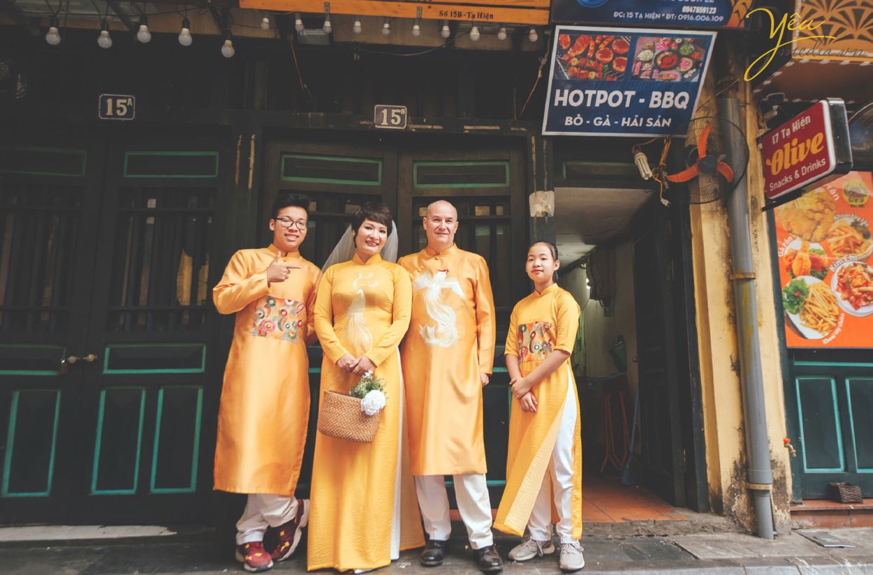 Ngoài địa điểm vườn nhãn Vĩnh Tuy, Yêu media còn tư vấn cho cặp đôi chú rể Alan (người nước ngoài) và cô dâu Phượng (người Việt) chụp hình tại khách sạn Metropole và phố cổ Tạ Hiền - Lương Ngọc Quyến - để ghi dấu ấn Hà Nội trong bộ ảnh cưới ý nghĩa của mình.