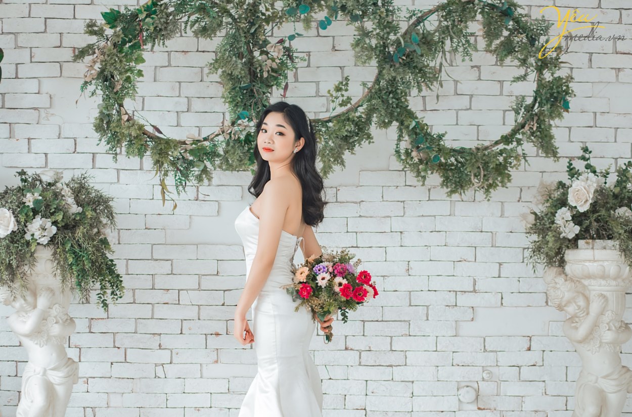 Chụp Ảnh cưới là cách các cặp đôi giữ lại những khoảnh khắc, những phút giây phút tình yêu trong trẻo nhẹ nhàng trước khi bước vào hôn nhân. Vì ý nghĩa đặc biệt đó, bên cạnh vấn đề chất lượng của Album ảnh cưới thì giá Chụp Ảnh Cưới cũng cũng được quan tâm. Chụp ảnh cưới giá bao nhiêu? Chi phí cho một bộ ảnh cưới bao nhiêu là đủ? Khi đến với Yêu Media, bạn sẽ được yên tâm tư vấn tận tình tất cả các vấn đề này!