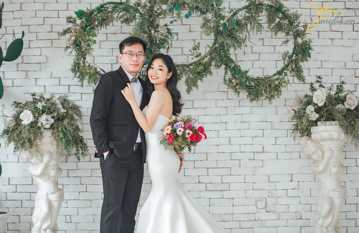 Chụp Ảnh cưới là cách các cặp đôi giữ lại những khoảnh khắc, những phút giây phút tình yêu trong trẻo nhẹ nhàng trước khi bước vào hôn nhân. Vì ý nghĩa đặc biệt đó, bên cạnh vấn đề chất lượng của Album ảnh cưới thì giá Chụp Ảnh Cưới cũng cũng được quan tâm. Chụp ảnh cưới giá bao nhiêu? Chi phí cho một bộ ảnh cưới bao nhiêu là đủ? Khi đến với Yêu Media, bạn sẽ được yên tâm tư vấn tận tình tất cả các vấn đề này!
