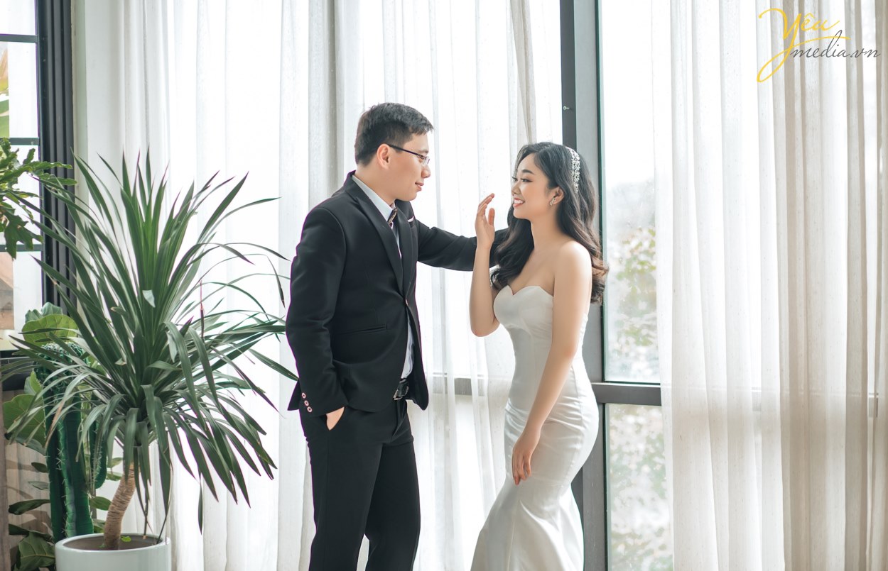 Chụp Ảnh cưới là cách các cặp đôi giữ lại những khoảnh khắc, những phút giây phút tình yêu trong trẻo nhẹ nhàng trước khi bước vào hôn nhân. Vì ý nghĩa đặc biệt đó, bên cạnh vấn đề chất lượng của Album ảnh cưới thì giá Chụp Ảnh Cưới cũng cũng được quan tâm. Chụp ảnh cưới giá bao nhiêu? Chi phí cho một bộ ảnh cưới bao nhiêu là đủ? Khi đến với Yêu Media, bạn sẽ được yên tâm tư vấn tận tình tất cả các vấn đề này!