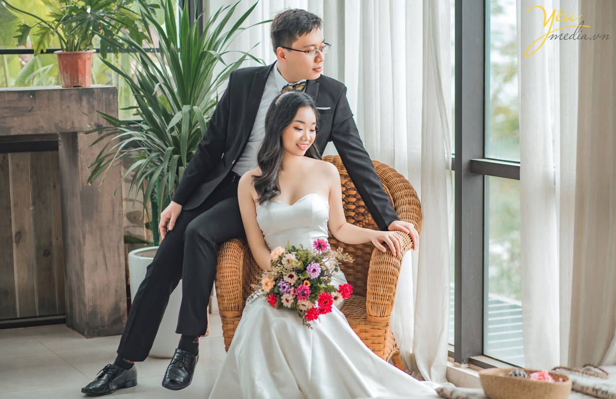 Chụp Ảnh cưới là cách các cặp đôi giữ lại những khoảnh khắc, những phút giây phút tình yêu trong trẻo nhẹ nhàng trước khi bước vào hôn nhân. Vì ý nghĩa đặc biệt đó, bên cạnh vấn đề chất lượng của Album ảnh cưới thì giá Chụp Ảnh Cưới cũng cũng được quan tâm. Chụp ảnh cưới giá bao nhiêu? Chi phí cho một bộ ảnh cưới bao nhiêu là đủ? Khi đến với Yêu Media, bạn sẽ được yên tâm tư vấn tận tình tất cả các vấn đề này!
