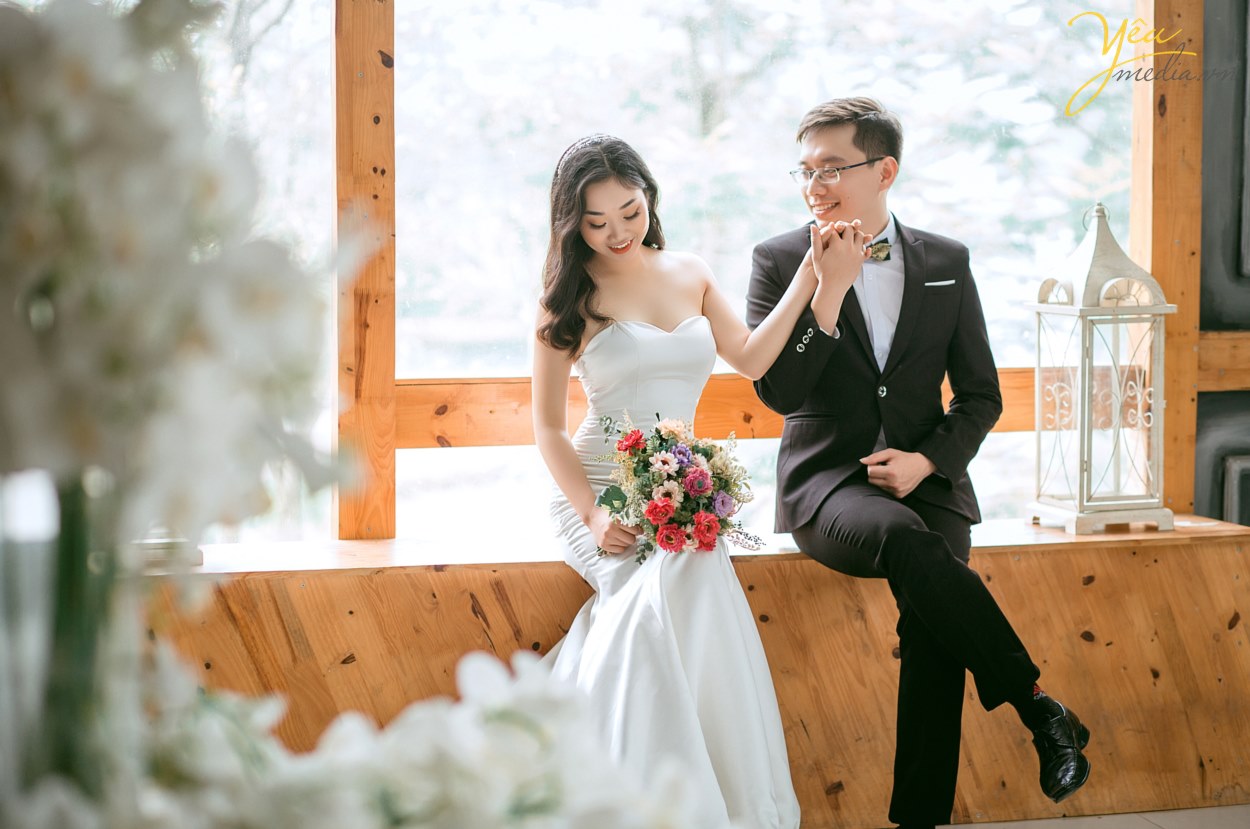 Chụp Ảnh cưới là cách các cặp đôi giữ lại những khoảnh khắc, những phút giây phút tình yêu trong trẻo nhẹ nhàng trước khi bước vào hôn nhân. Vì ý nghĩa đặc biệt đó, bên cạnh vấn đề chất lượng của Album ảnh cưới thì giá Chụp Ảnh Cưới cũng cũng được quan tâm. Chụp ảnh cưới giá bao nhiêu? Chi phí cho một bộ ảnh cưới bao nhiêu là đủ? Khi đến với Yêu Media, bạn sẽ được yên tâm tư vấn tận tình tất cả các vấn đề này!