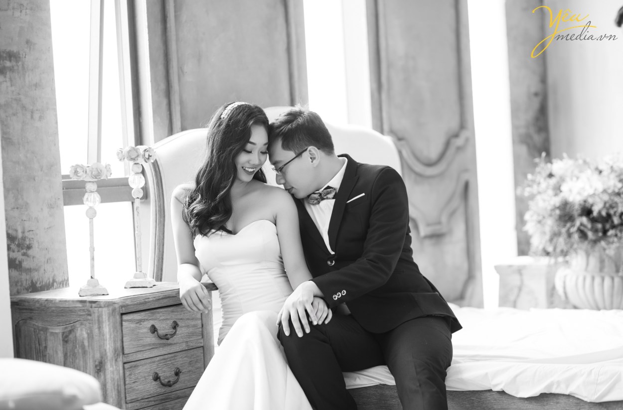 Chụp Ảnh cưới là cách các cặp đôi giữ lại những khoảnh khắc, những phút giây phút tình yêu trong trẻo nhẹ nhàng trước khi bước vào hôn nhân. Vì ý nghĩa đặc biệt đó, bên cạnh vấn đề chất lượng của Album ảnh cưới thì giá Chụp Ảnh Cưới cũng cũng được quan tâm. Chụp ảnh cưới giá bao nhiêu? Chi phí cho một bộ ảnh cưới bao nhiêu là đủ? Khi đến với Yêu Media, bạn sẽ được yên tâm tư vấn tận tình tất cả các vấn đề này!