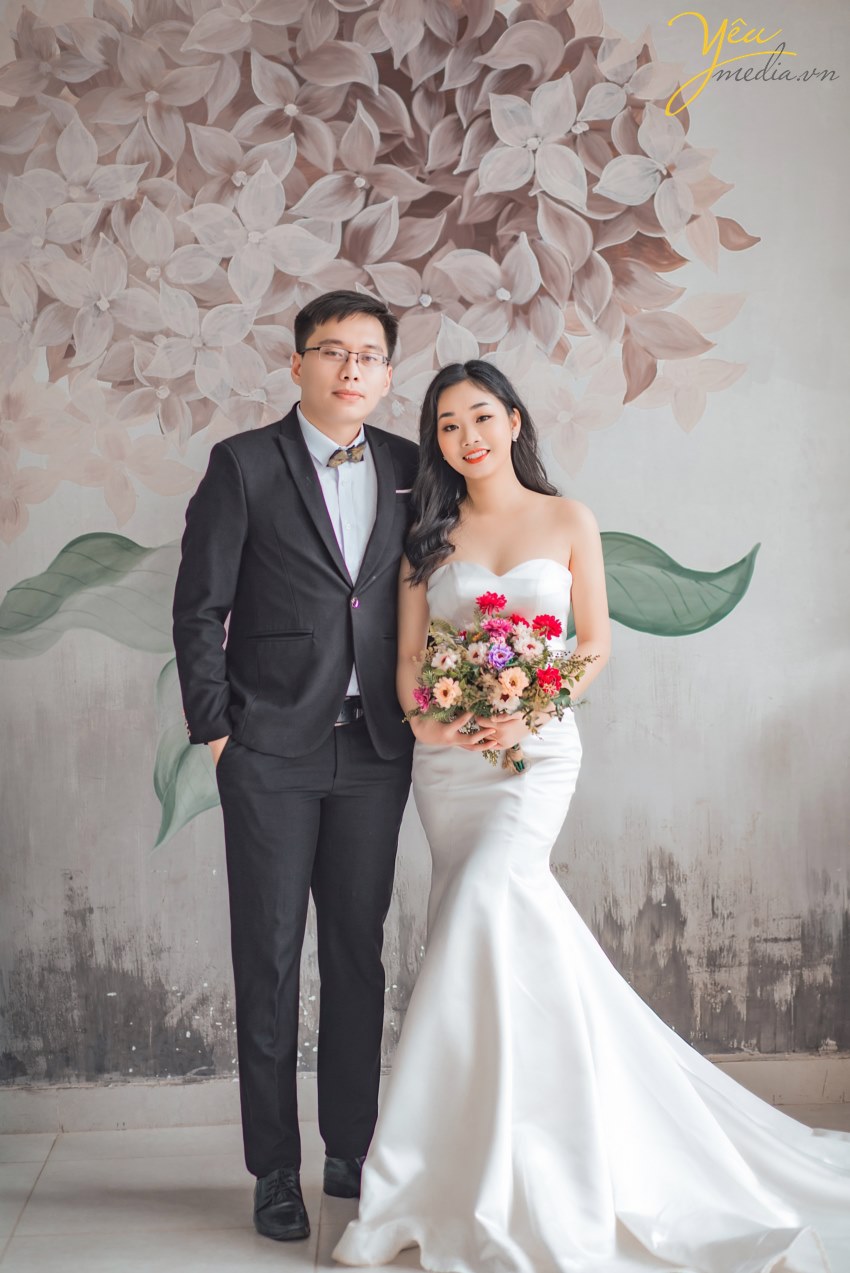 Chụp Ảnh cưới là cách các cặp đôi giữ lại những khoảnh khắc, những phút giây phút tình yêu trong trẻo nhẹ nhàng trước khi bước vào hôn nhân. Vì ý nghĩa đặc biệt đó, bên cạnh vấn đề chất lượng của Album ảnh cưới thì giá Chụp Ảnh Cưới cũng cũng được quan tâm. Chụp ảnh cưới giá bao nhiêu? Chi phí cho một bộ ảnh cưới bao nhiêu là đủ? Khi đến với Yêu Media, bạn sẽ được yên tâm tư vấn tận tình tất cả các vấn đề này!