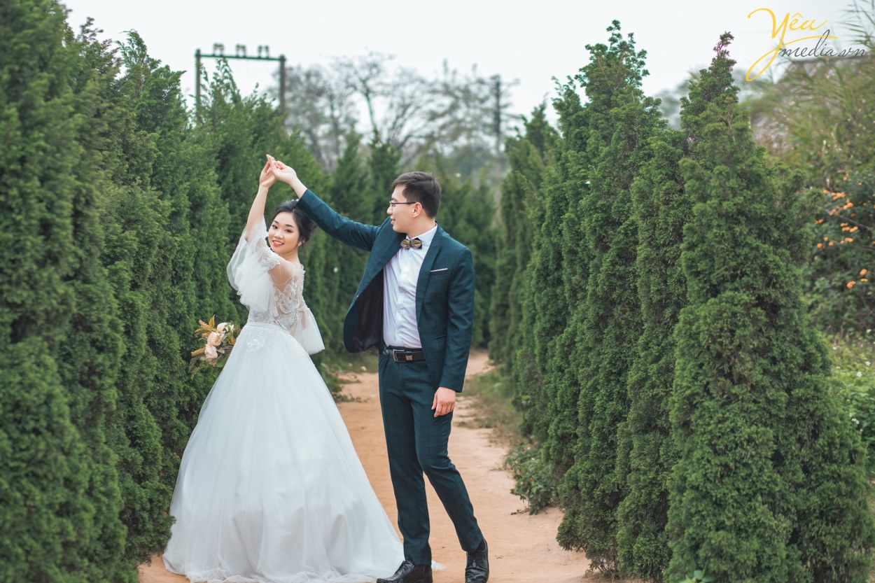 Chụp Ảnh cưới là cách các cặp đôi giữ lại những khoảnh khắc, những phút giây phút tình yêu trong trẻo nhẹ nhàng trước khi bước vào hôn nhân. Vì ý nghĩa đặc biệt đó, bên cạnh vấn đề chất lượng của Album ảnh cưới thì giá Chụp Ảnh Cưới cũng cũng được quan tâm. Chụp ảnh cưới giá bao nhiêu? Chi phí cho một bộ ảnh cưới bao nhiêu là đủ? Khi đến với Yêu Media, bạn sẽ được yên tâm tư vấn tận tình tất cả các vấn đề này!