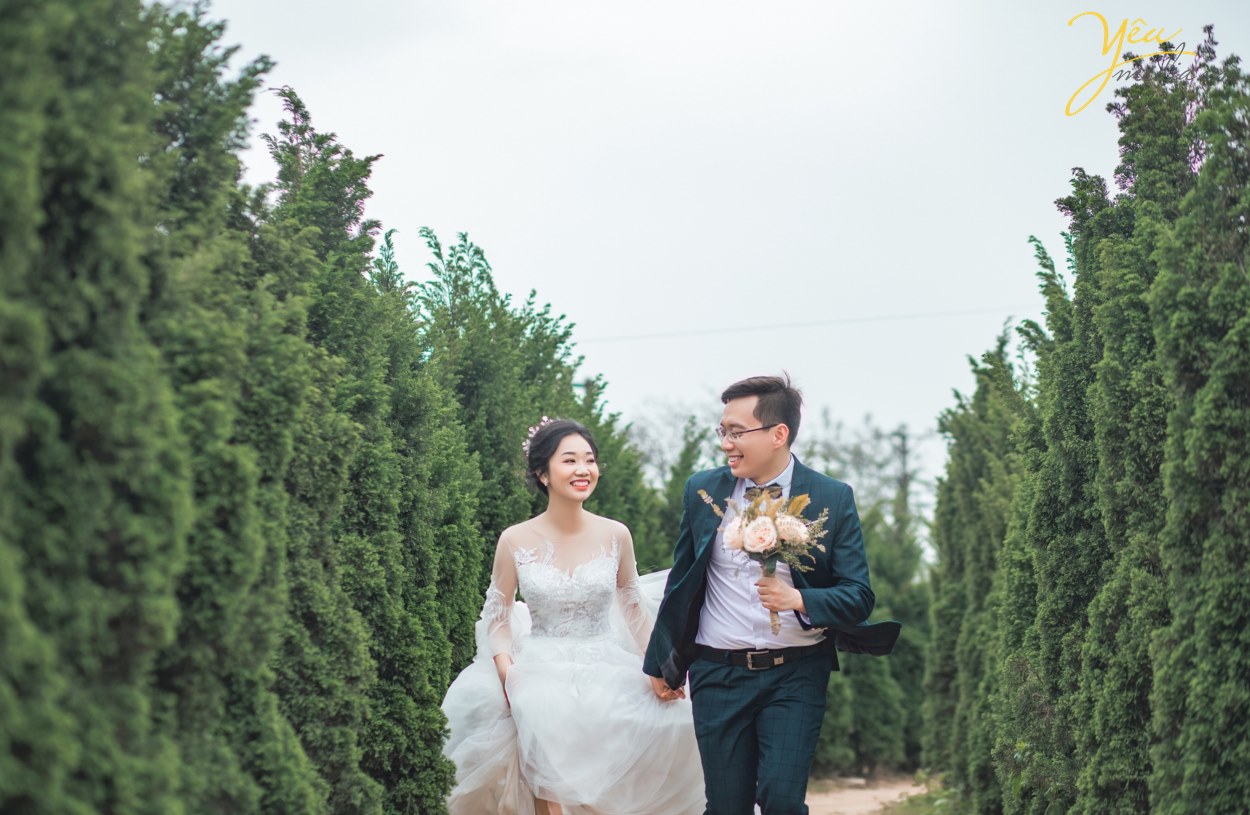 Chụp Ảnh cưới là cách các cặp đôi giữ lại những khoảnh khắc, những phút giây phút tình yêu trong trẻo nhẹ nhàng trước khi bước vào hôn nhân. Vì ý nghĩa đặc biệt đó, bên cạnh vấn đề chất lượng của Album ảnh cưới thì giá Chụp Ảnh Cưới cũng cũng được quan tâm. Chụp ảnh cưới giá bao nhiêu? Chi phí cho một bộ ảnh cưới bao nhiêu là đủ? Khi đến với Yêu Media, bạn sẽ được yên tâm tư vấn tận tình tất cả các vấn đề này!