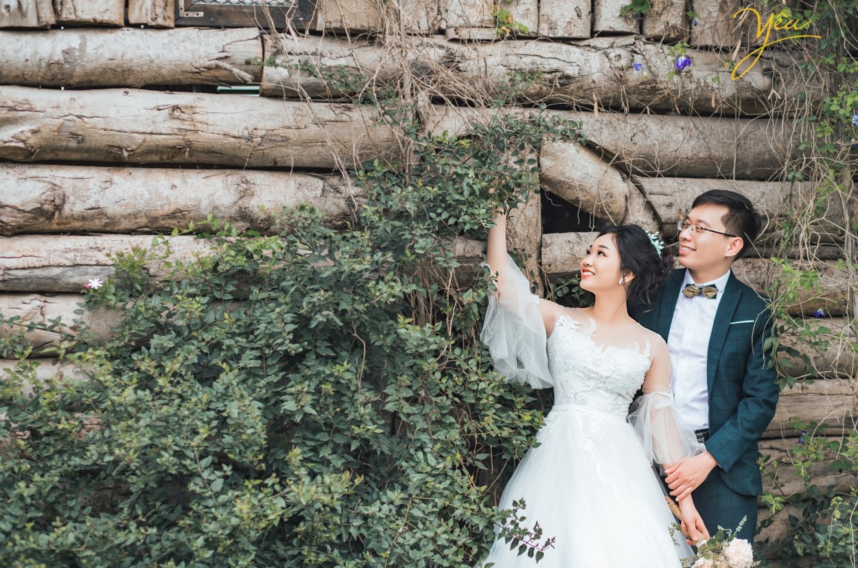 Chụp Ảnh cưới là cách các cặp đôi giữ lại những khoảnh khắc, những phút giây phút tình yêu trong trẻo nhẹ nhàng trước khi bước vào hôn nhân. Vì ý nghĩa đặc biệt đó, bên cạnh vấn đề chất lượng của Album ảnh cưới thì giá Chụp Ảnh Cưới cũng cũng được quan tâm. Chụp ảnh cưới giá bao nhiêu? Chi phí cho một bộ ảnh cưới bao nhiêu là đủ? Khi đến với Yêu Media, bạn sẽ được yên tâm tư vấn tận tình tất cả các vấn đề này!