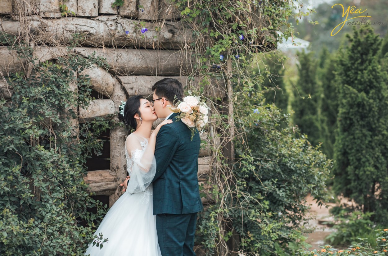 Chụp Ảnh cưới là cách các cặp đôi giữ lại những khoảnh khắc, những phút giây phút tình yêu trong trẻo nhẹ nhàng trước khi bước vào hôn nhân. Vì ý nghĩa đặc biệt đó, bên cạnh vấn đề chất lượng của Album ảnh cưới thì giá Chụp Ảnh Cưới cũng cũng được quan tâm. Chụp ảnh cưới giá bao nhiêu? Chi phí cho một bộ ảnh cưới bao nhiêu là đủ? Khi đến với Yêu Media, bạn sẽ được yên tâm tư vấn tận tình tất cả các vấn đề này!